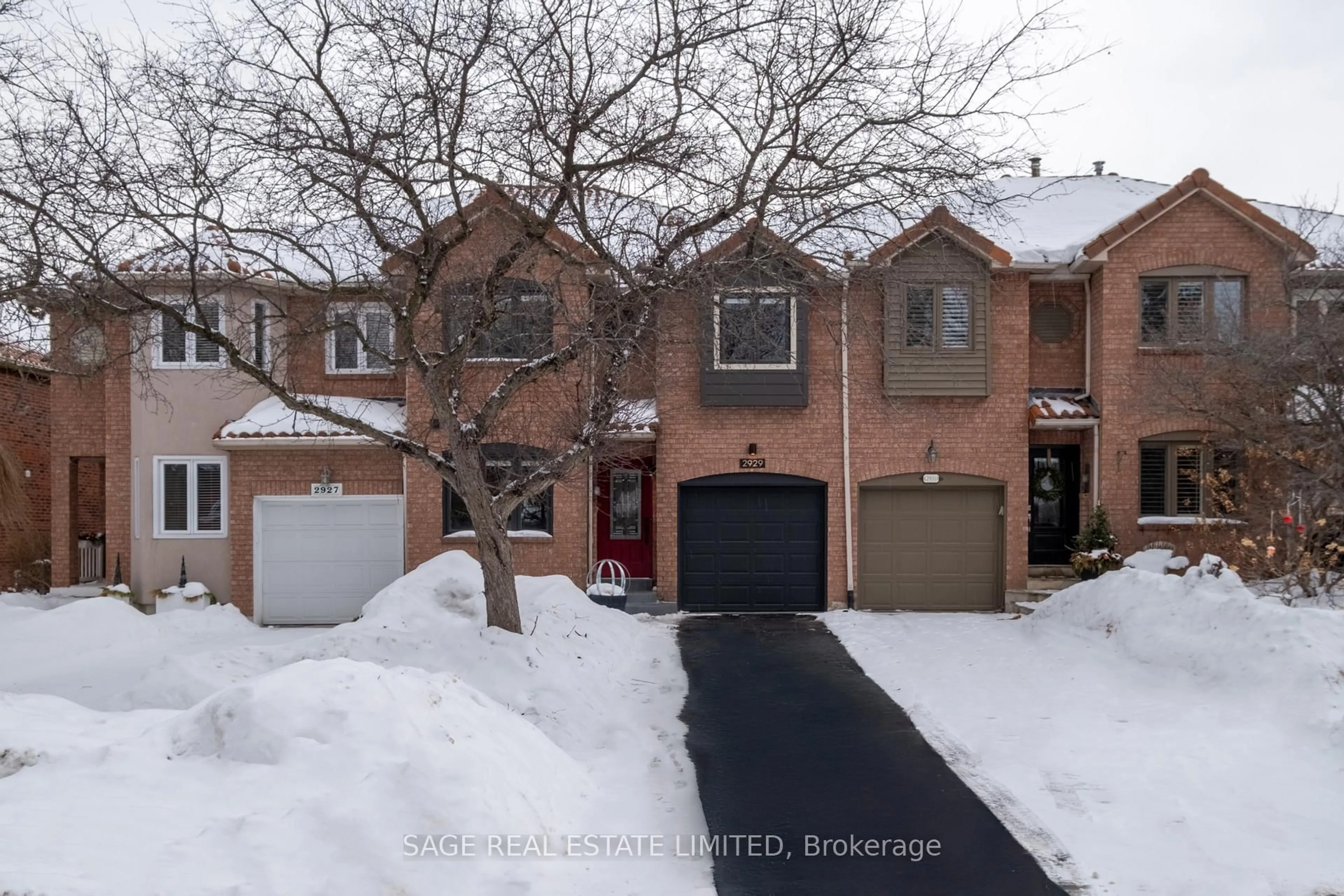 A pic from outside/outdoor area/front of a property/back of a property/a pic from drone, street for 2929 Redbud Ave, Oakville Ontario L6J 7J4