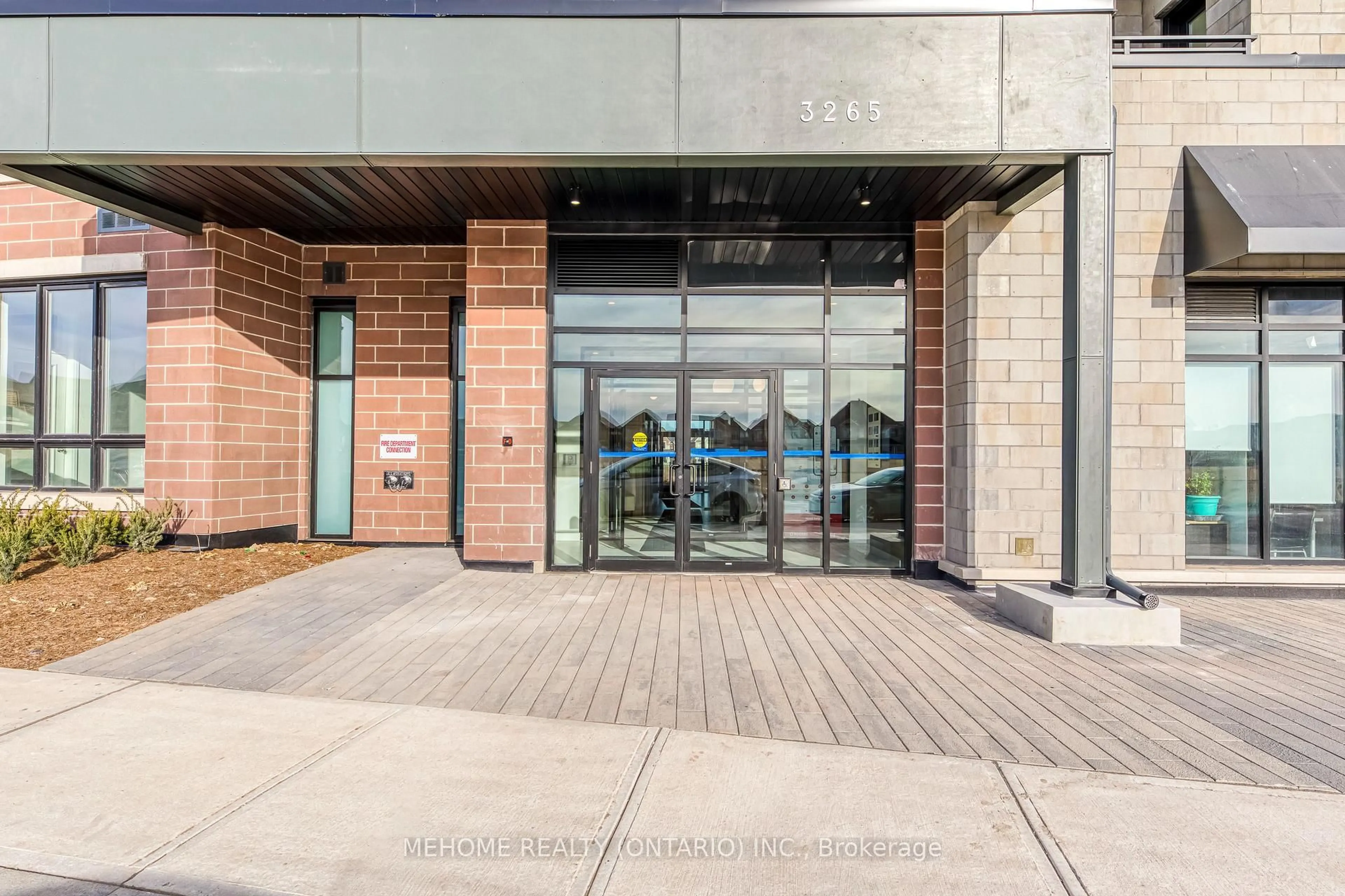 Indoor foyer for 3265 Carding Mill Tr #312, Oakville Ontario L6M 5P7