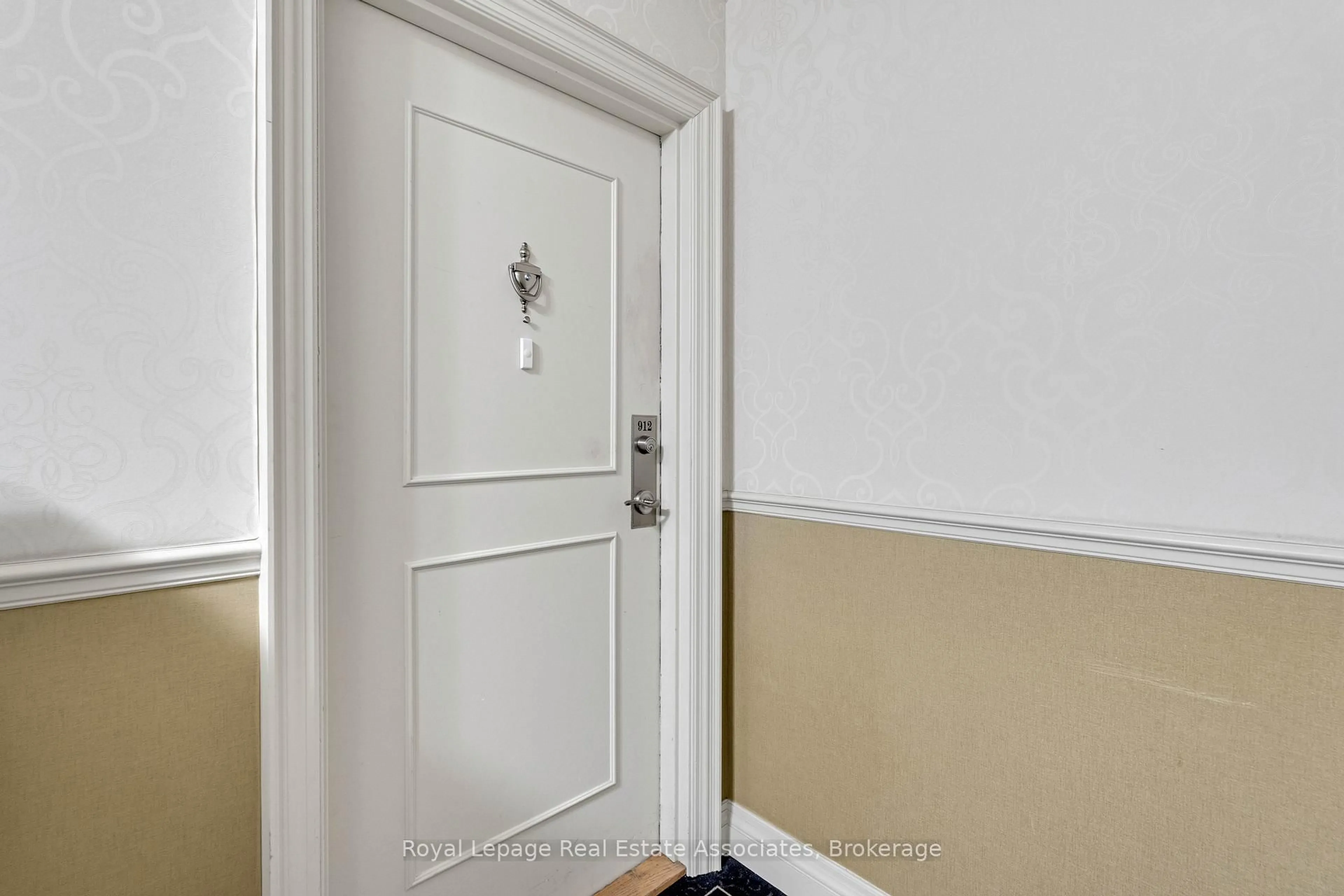 Indoor entryway for 50 Elm Dr #912, Mississauga Ontario L5A 3X2