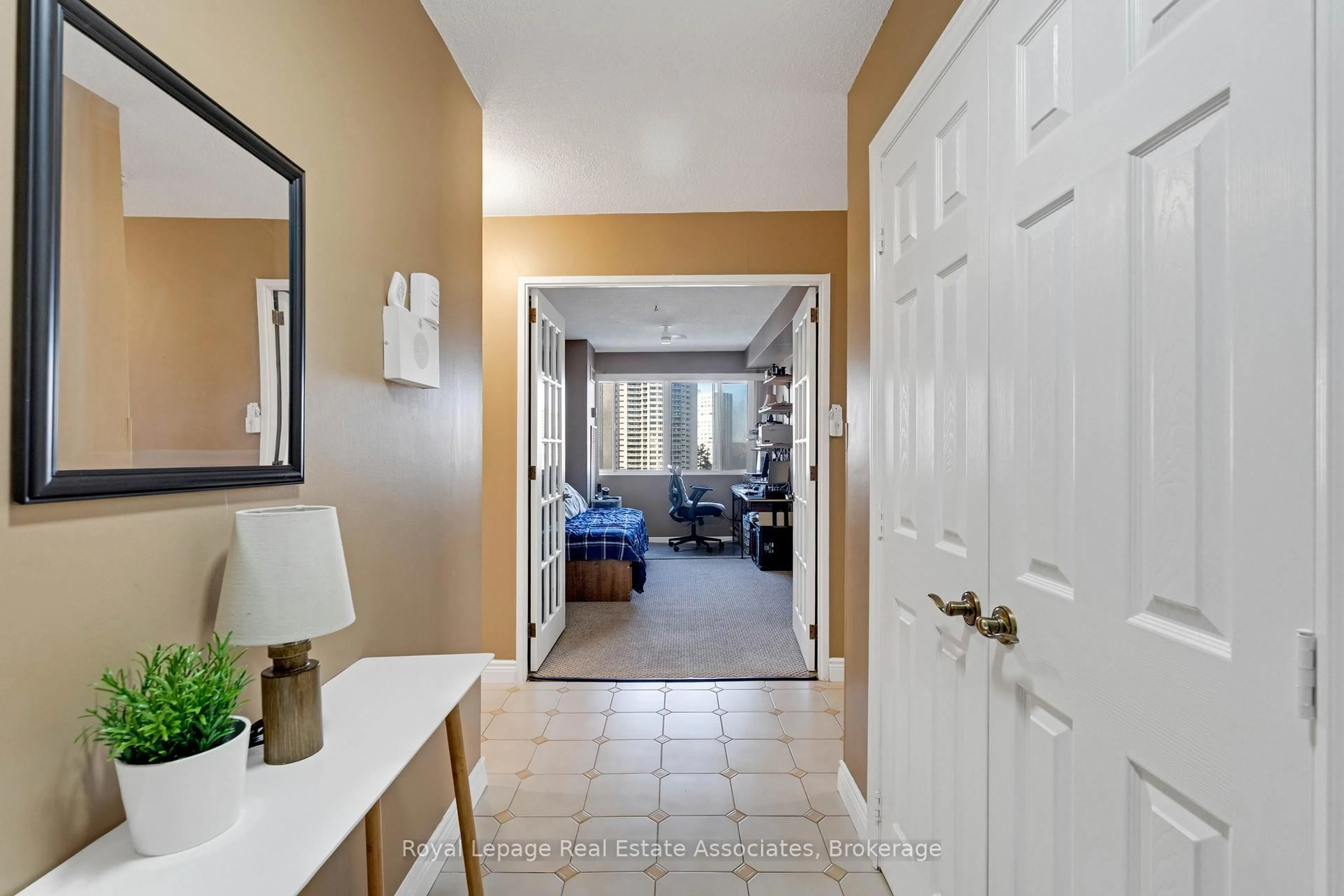 Indoor entryway for 50 Elm Dr #912, Mississauga Ontario L5A 3X2