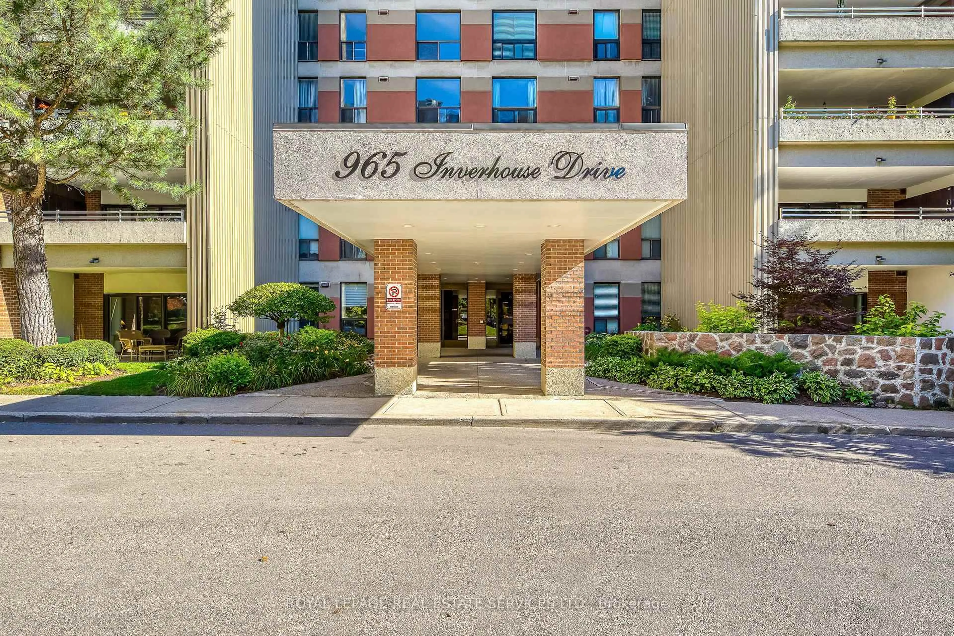 Indoor foyer for 965 Inverhouse Dr #709, Mississauga Ontario L5J 4B4