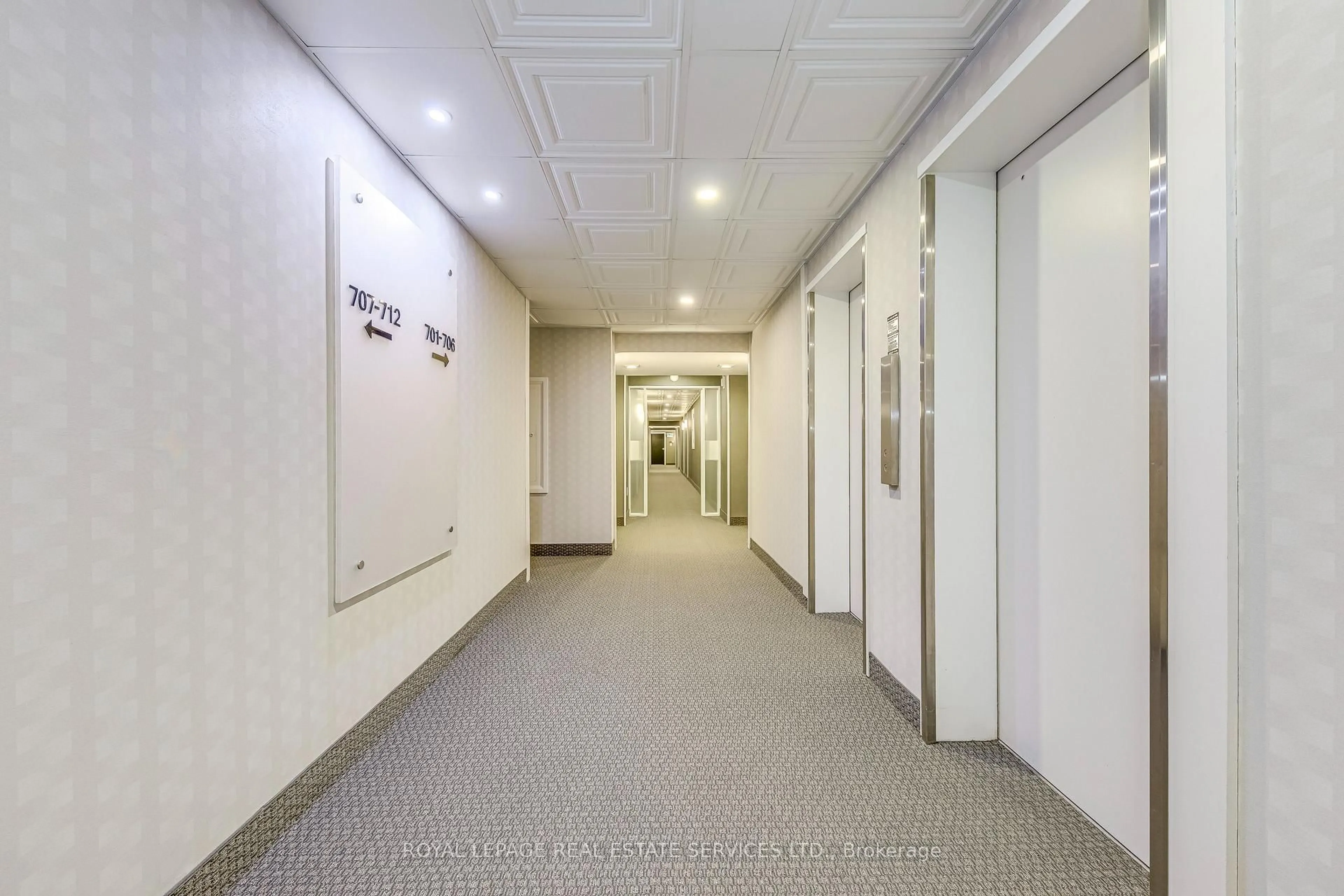 Indoor foyer for 965 Inverhouse Dr #709, Mississauga Ontario L5J 4B4