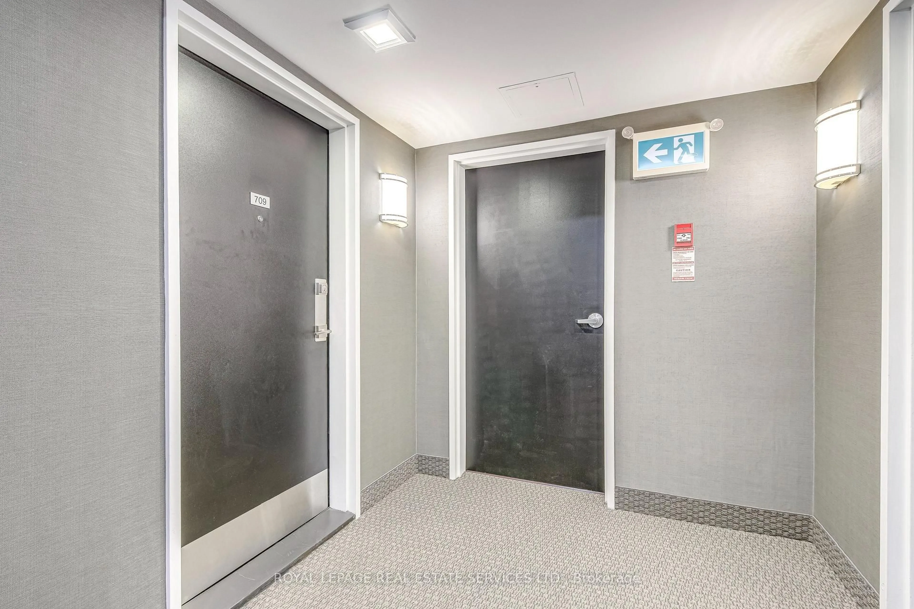 Indoor foyer for 965 Inverhouse Dr #709, Mississauga Ontario L5J 4B4