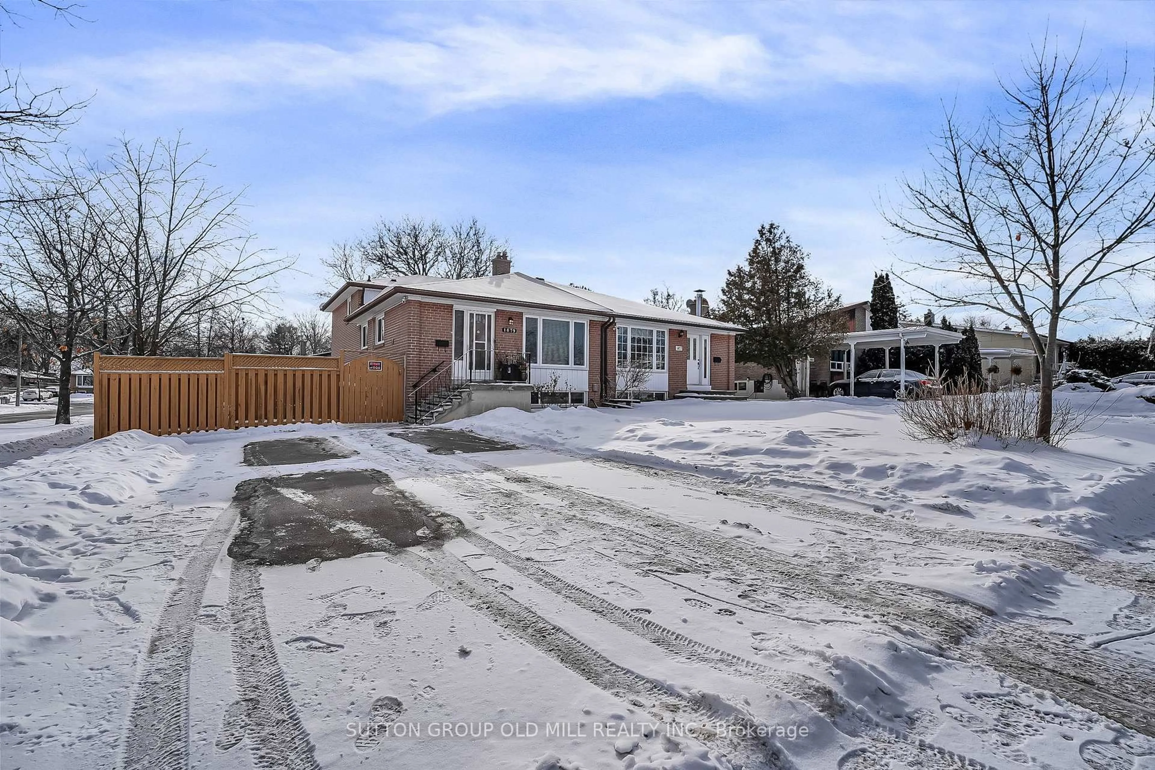 A pic from outside/outdoor area/front of a property/back of a property/a pic from drone, street for 1879 Sandgate Cres, Mississauga Ontario L5J 2E7