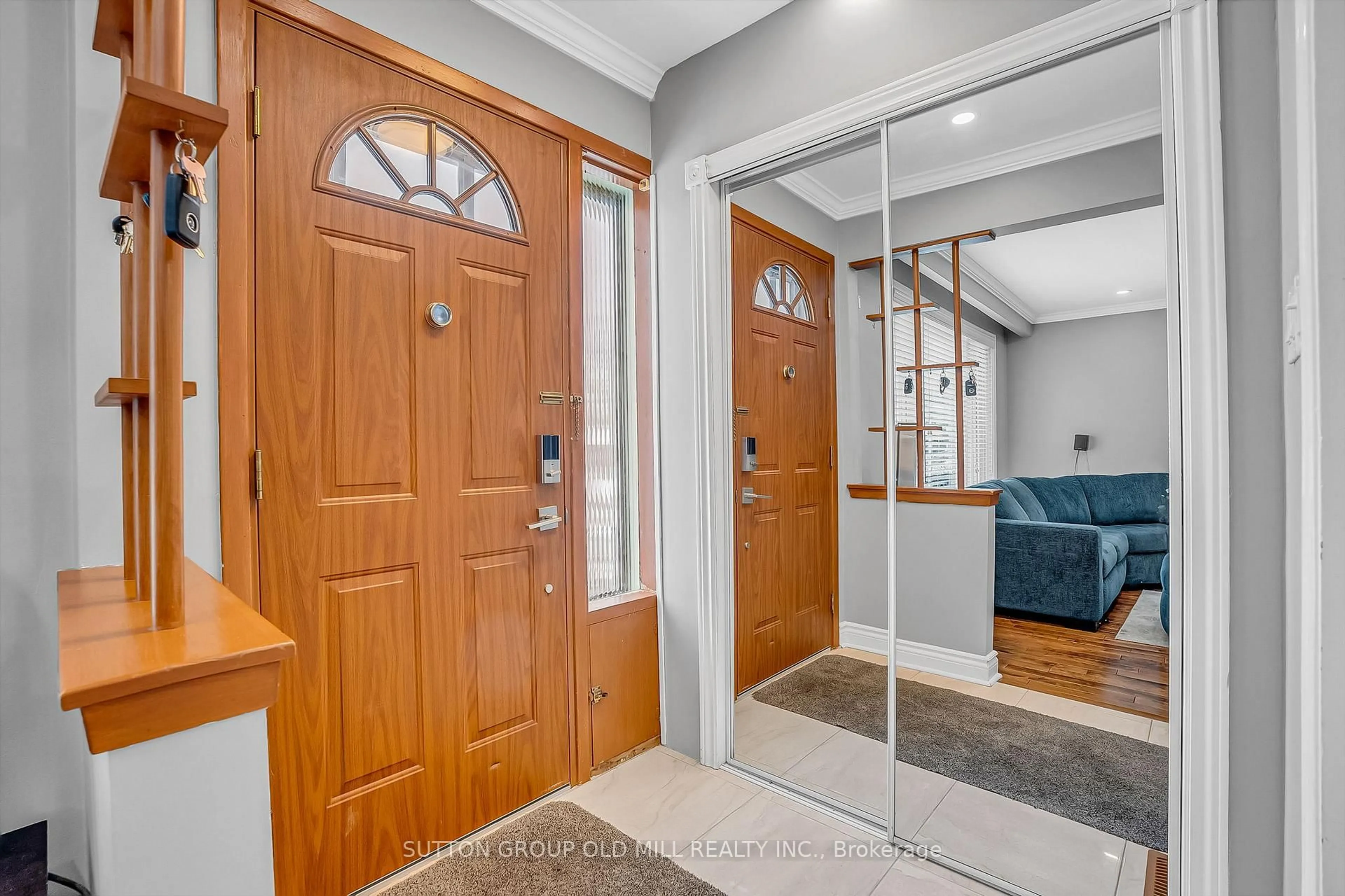 Indoor entryway for 1879 Sandgate Cres, Mississauga Ontario L5J 2E7