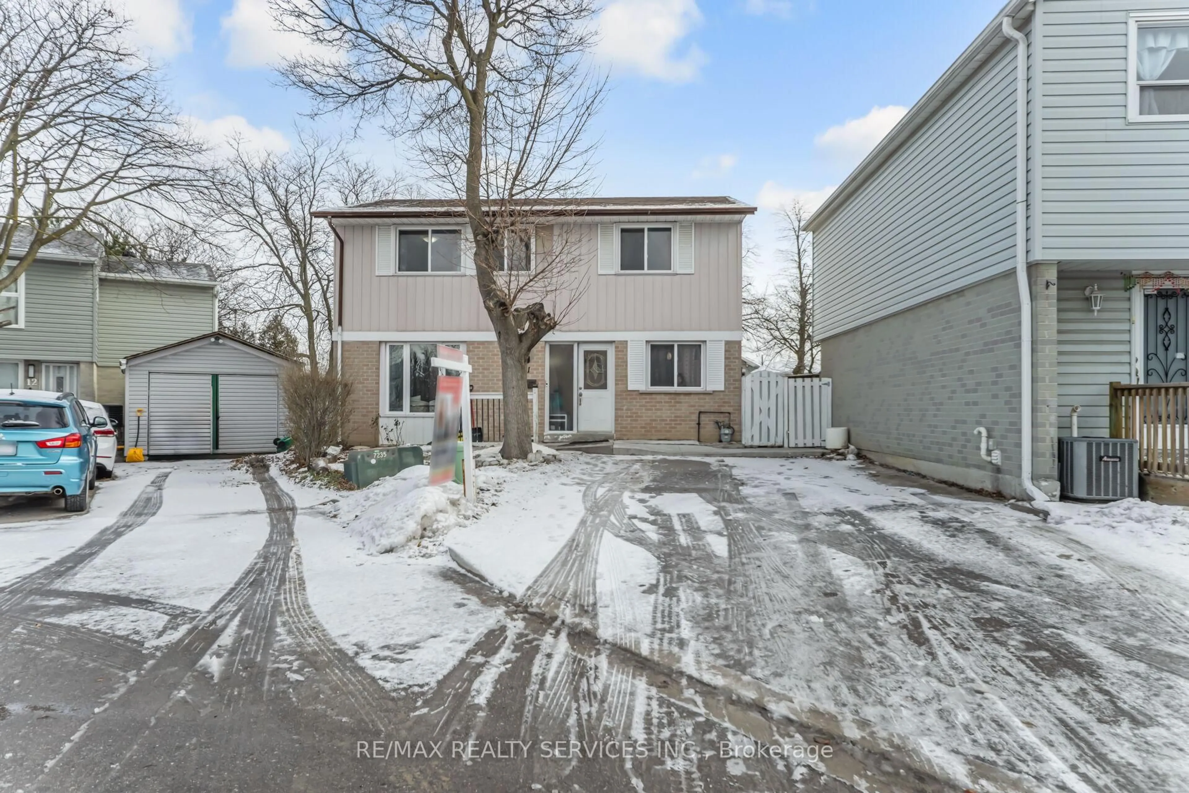 A pic from outside/outdoor area/front of a property/back of a property/a pic from drone, street for 11 Juliette Sq, Brampton Ontario L6S 2M6