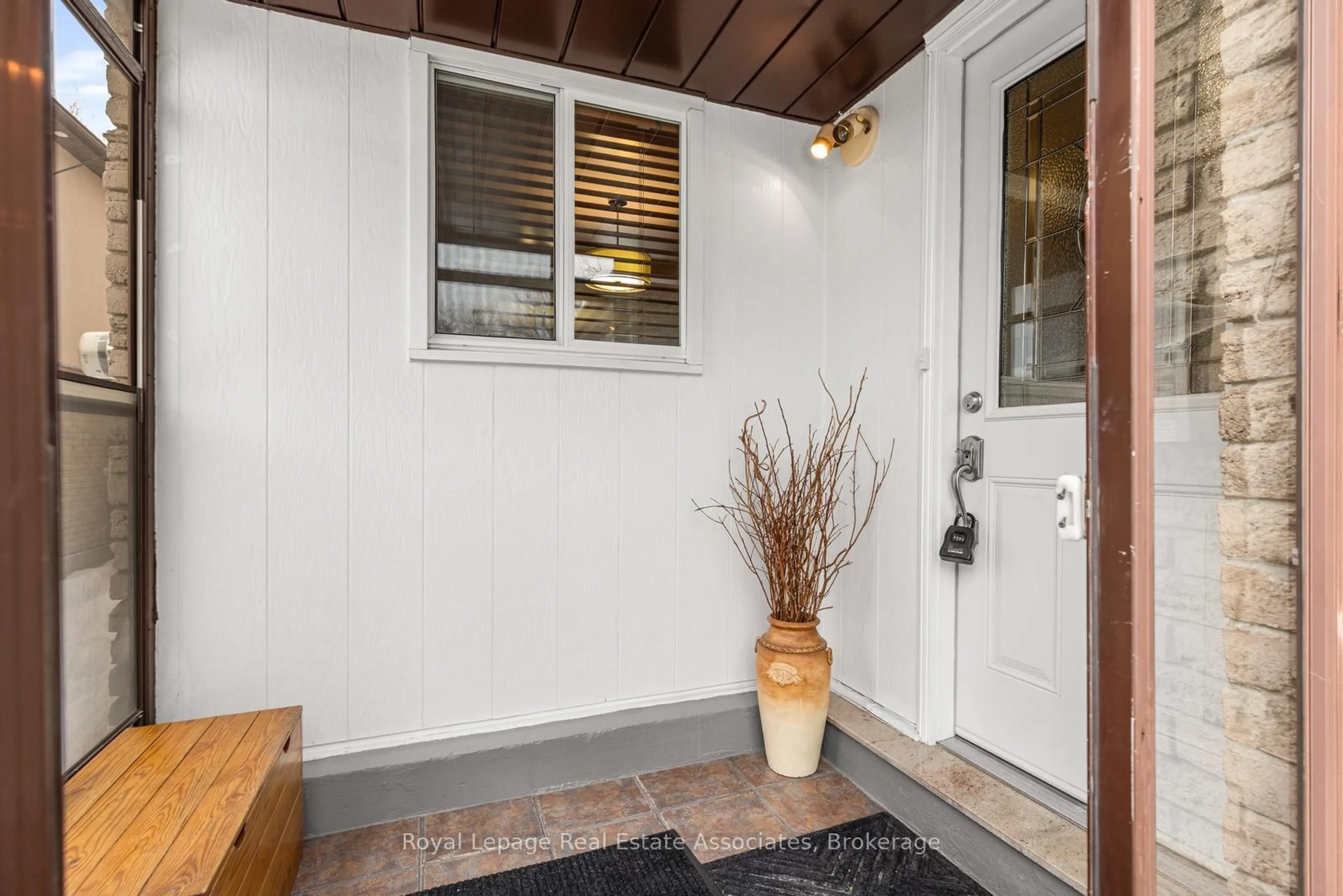 Indoor entryway for 4288 Shelby Cres, Mississauga Ontario L4W 3N5