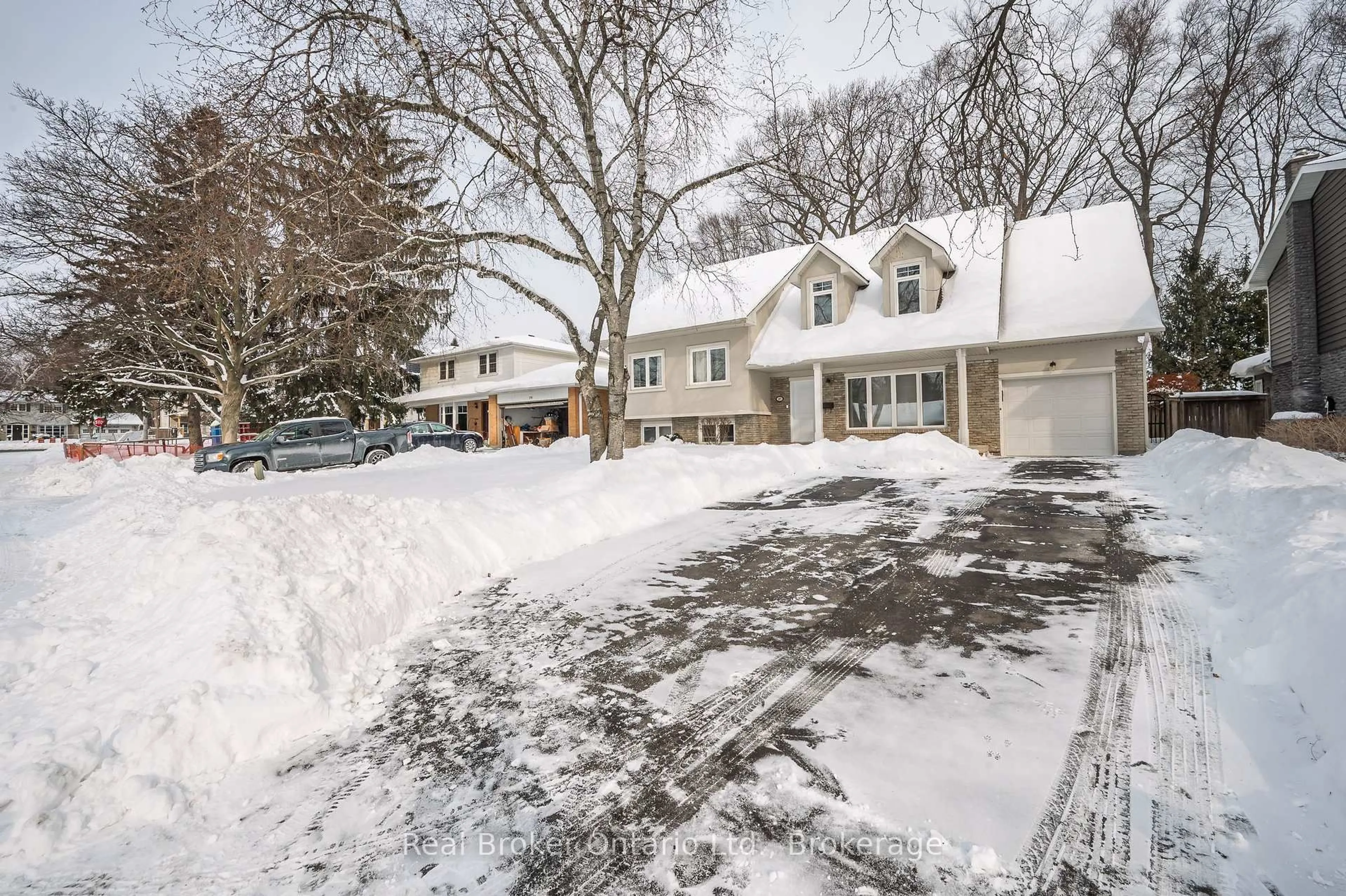 A pic from outside/outdoor area/front of a property/back of a property/a pic from drone, street for 285 Surrey Dr, Oakville Ontario L6L 3T6