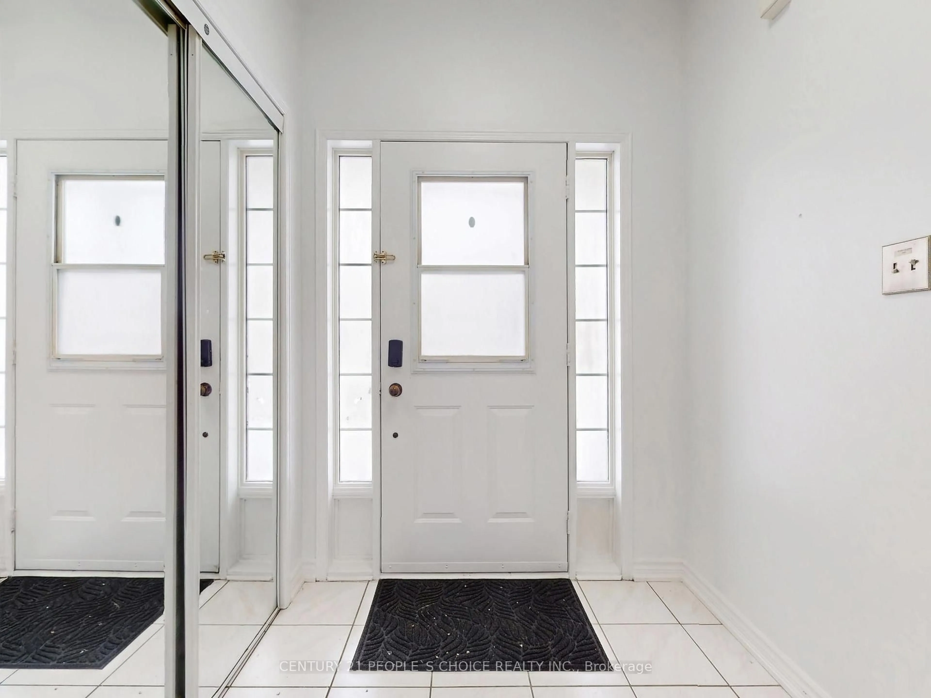 Indoor entryway for 3253 Bruzan Cres, Mississauga Ontario L5N 8E7