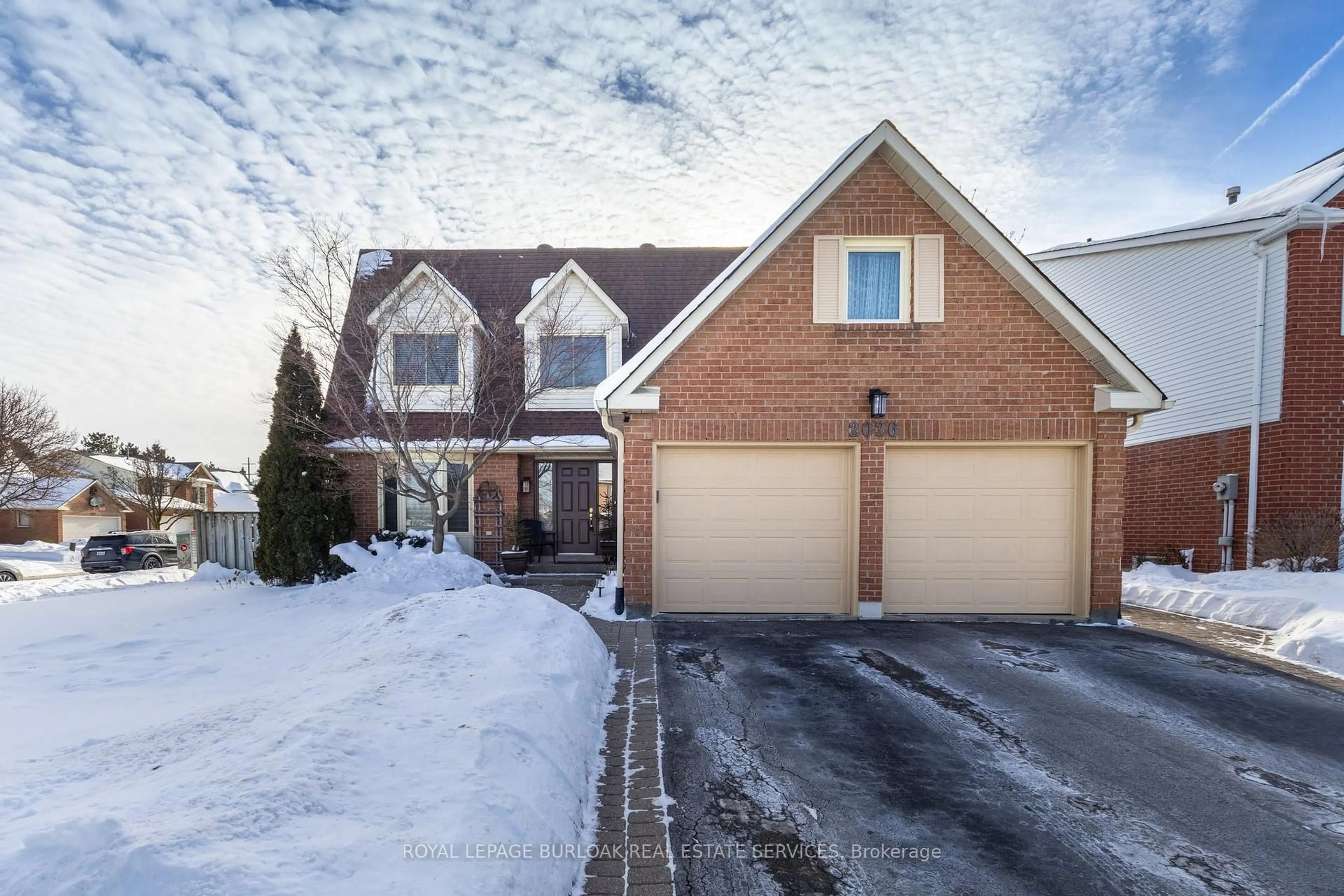 A pic from outside/outdoor area/front of a property/back of a property/a pic from drone, street for 2026 Quail Valley Dr, Burlington Ontario L7M 2T5