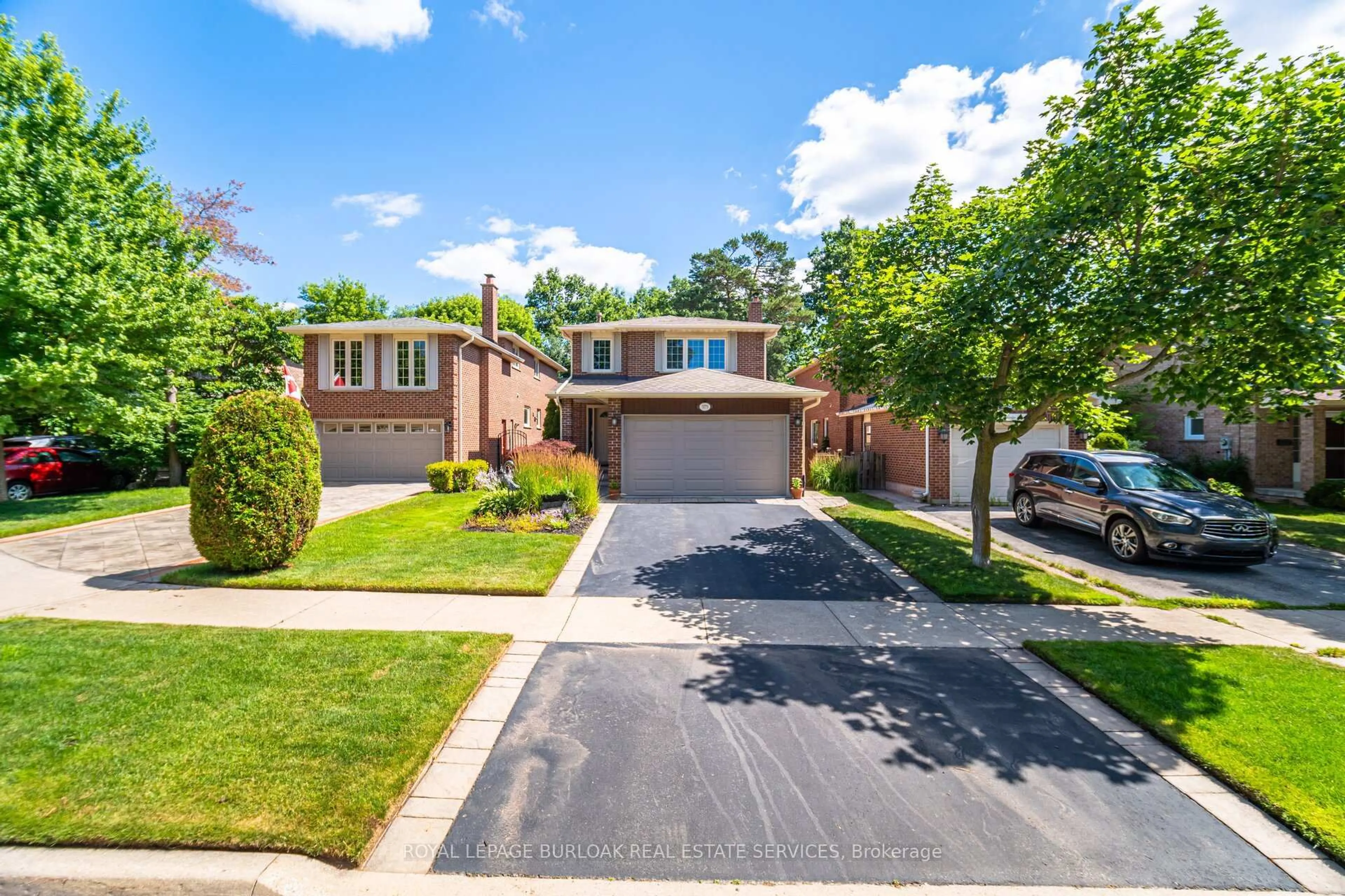 A pic from outside/outdoor area/front of a property/back of a property/a pic from drone, street for 375 Parkridge Cres, Oakville Ontario L6M 1A8