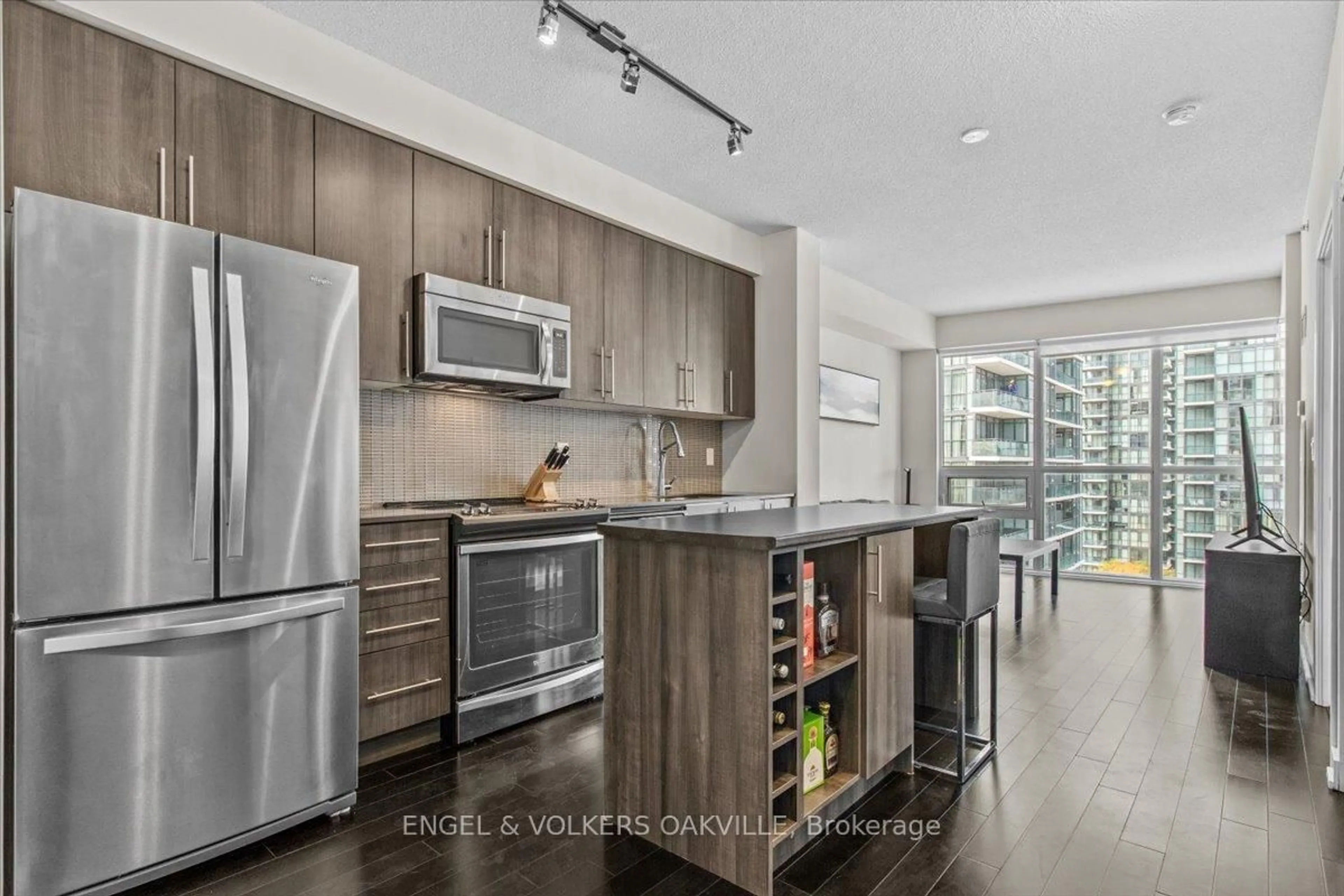 Open concept kitchen, wood/laminate floor for 510 Curran Pl #1105, Mississauga Ontario L5B 0J8