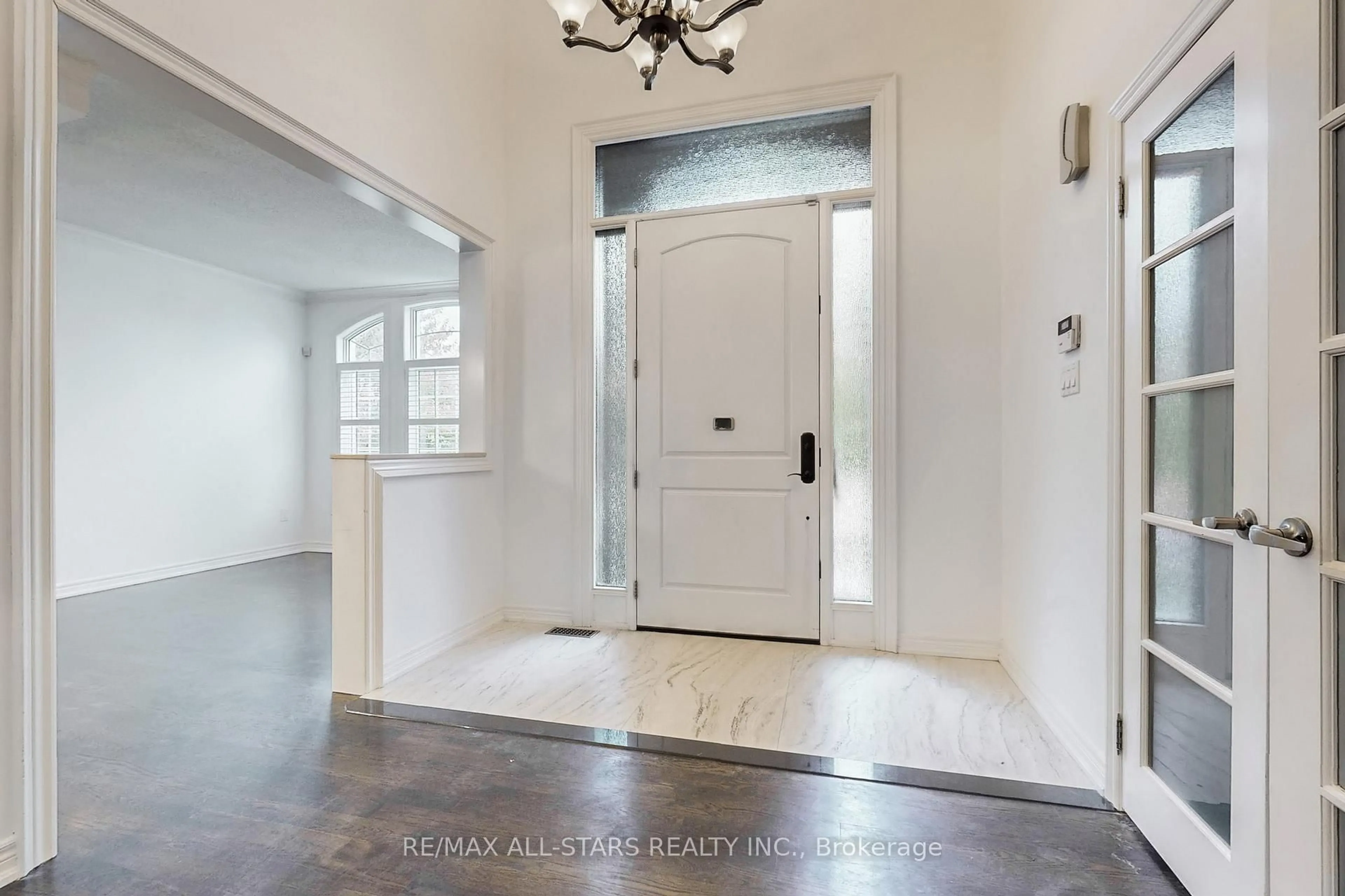 Indoor entryway for 2400 Tesla Cres, Oakville Ontario L6H 7T6