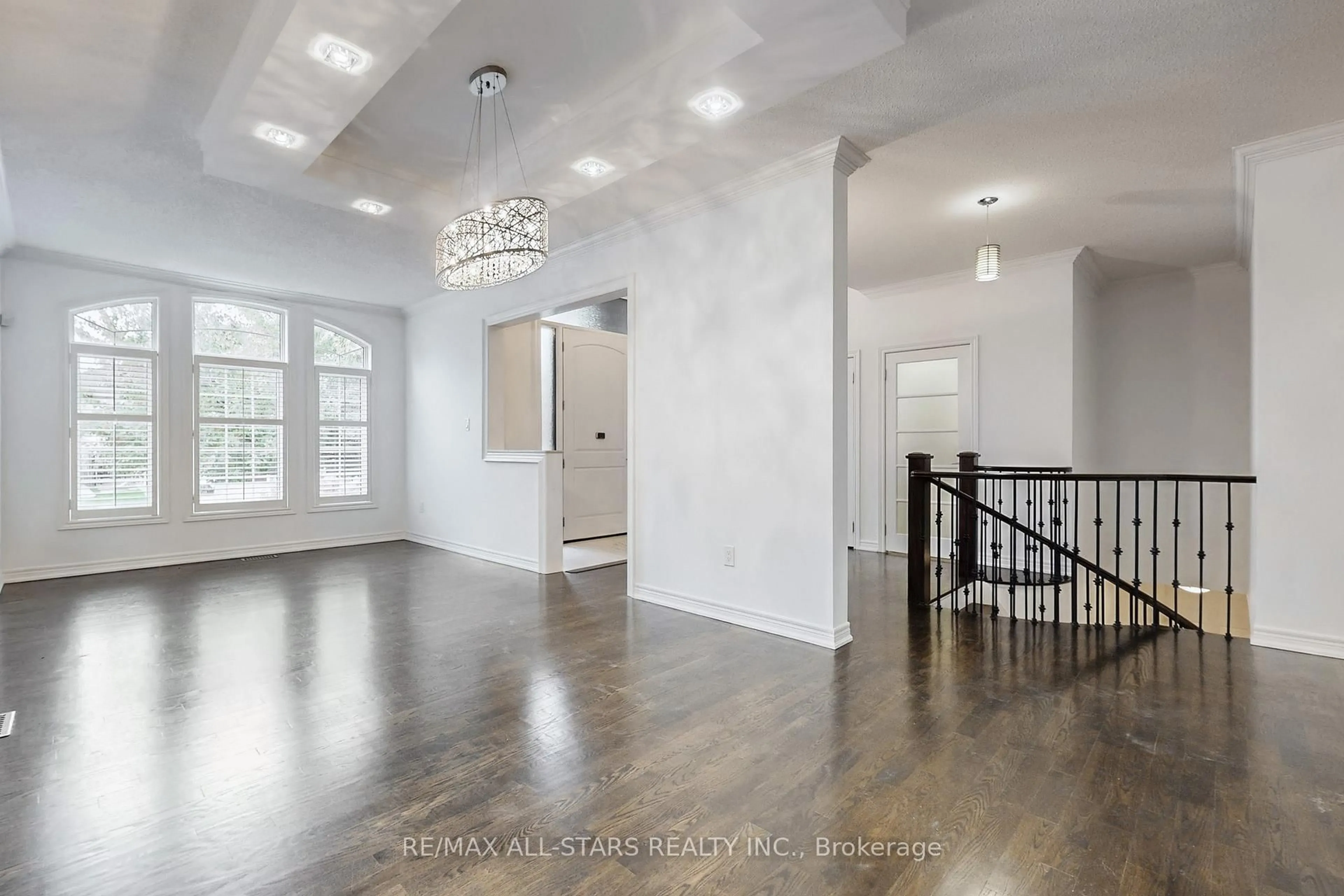 Indoor entryway for 2400 Tesla Cres, Oakville Ontario L6H 7T6