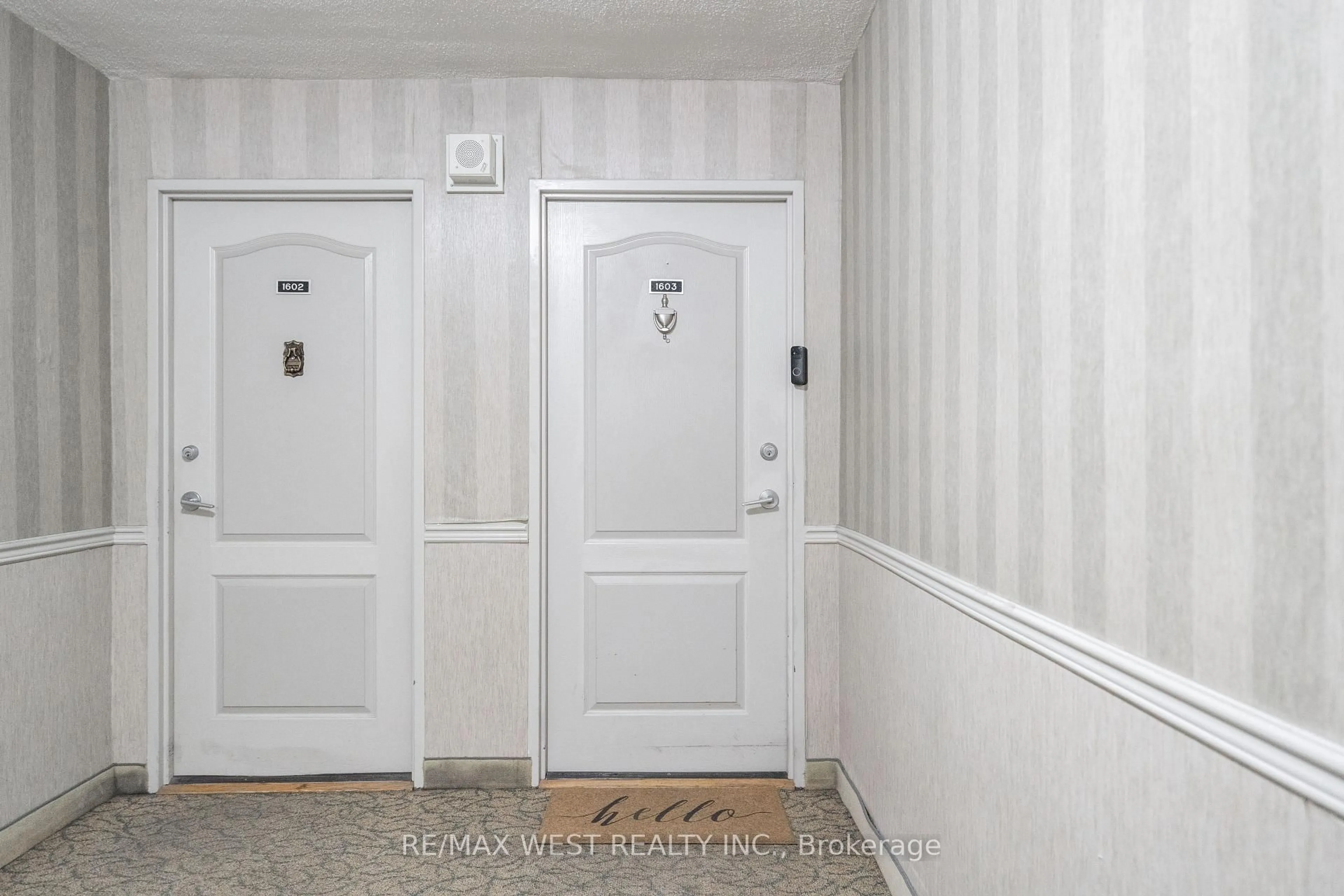 Indoor foyer for 61 Richview Rd #1603, Toronto Ontario M9A 4M8