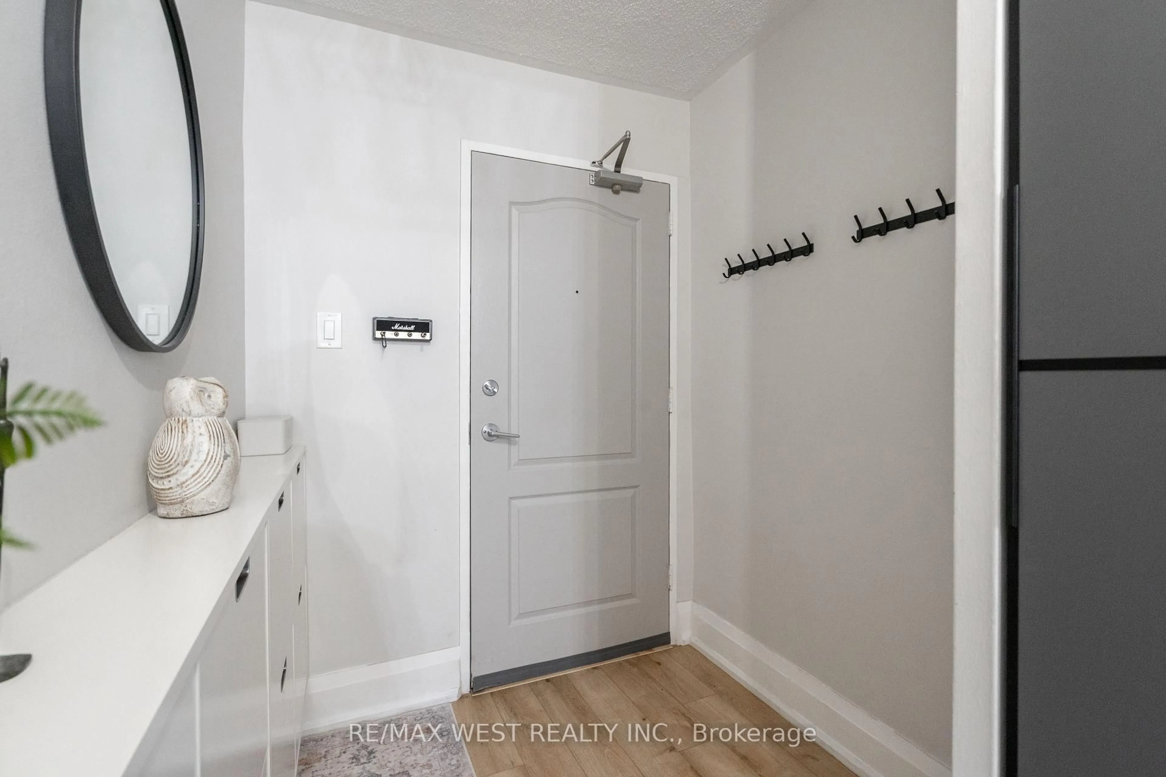 Indoor entryway for 61 Richview Rd #1603, Toronto Ontario M9A 4M8