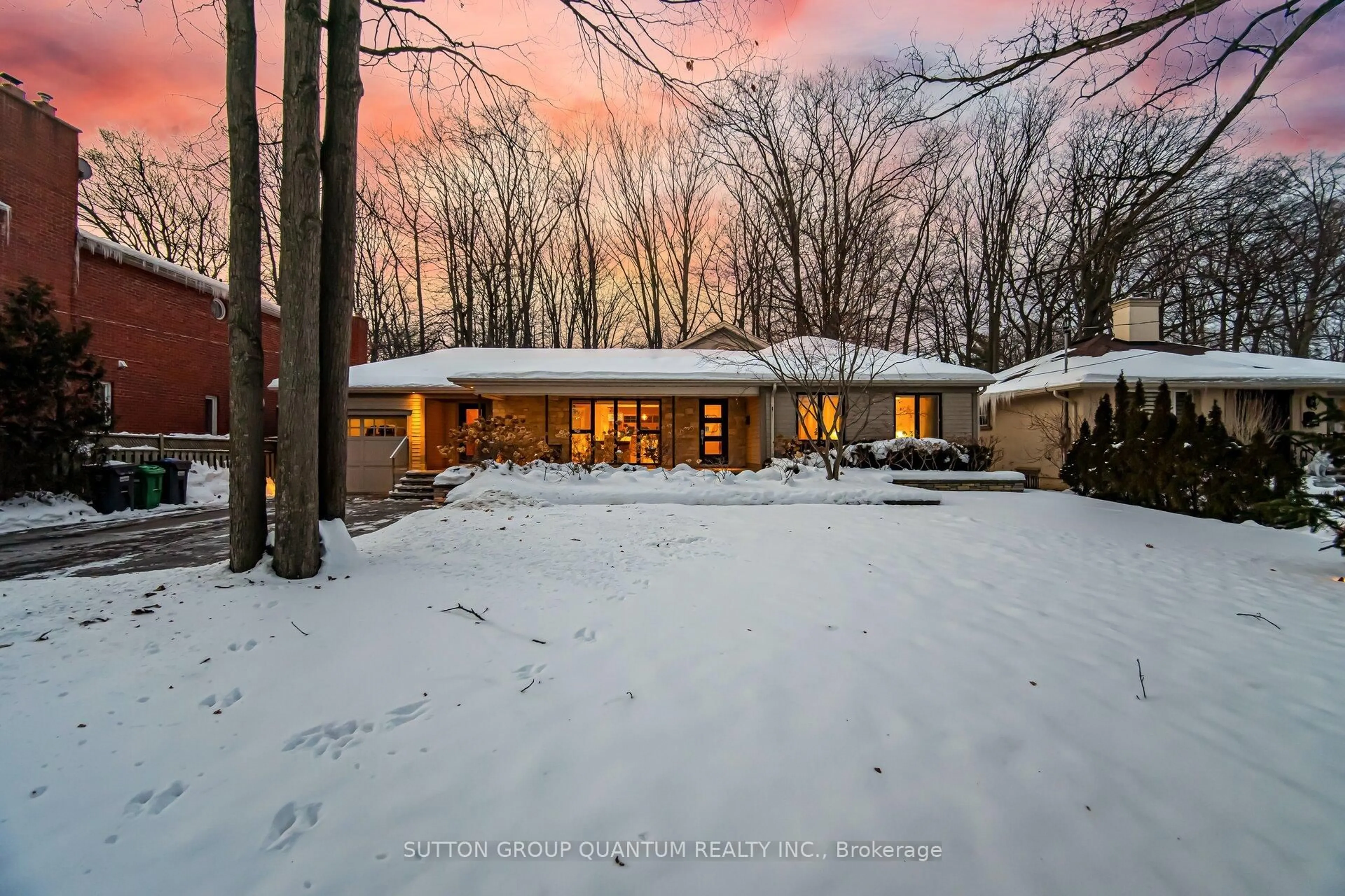 A pic from outside/outdoor area/front of a property/back of a property/a pic from drone, unknown for 133 Mineola Rd, Mississauga Ontario L5G 2E7