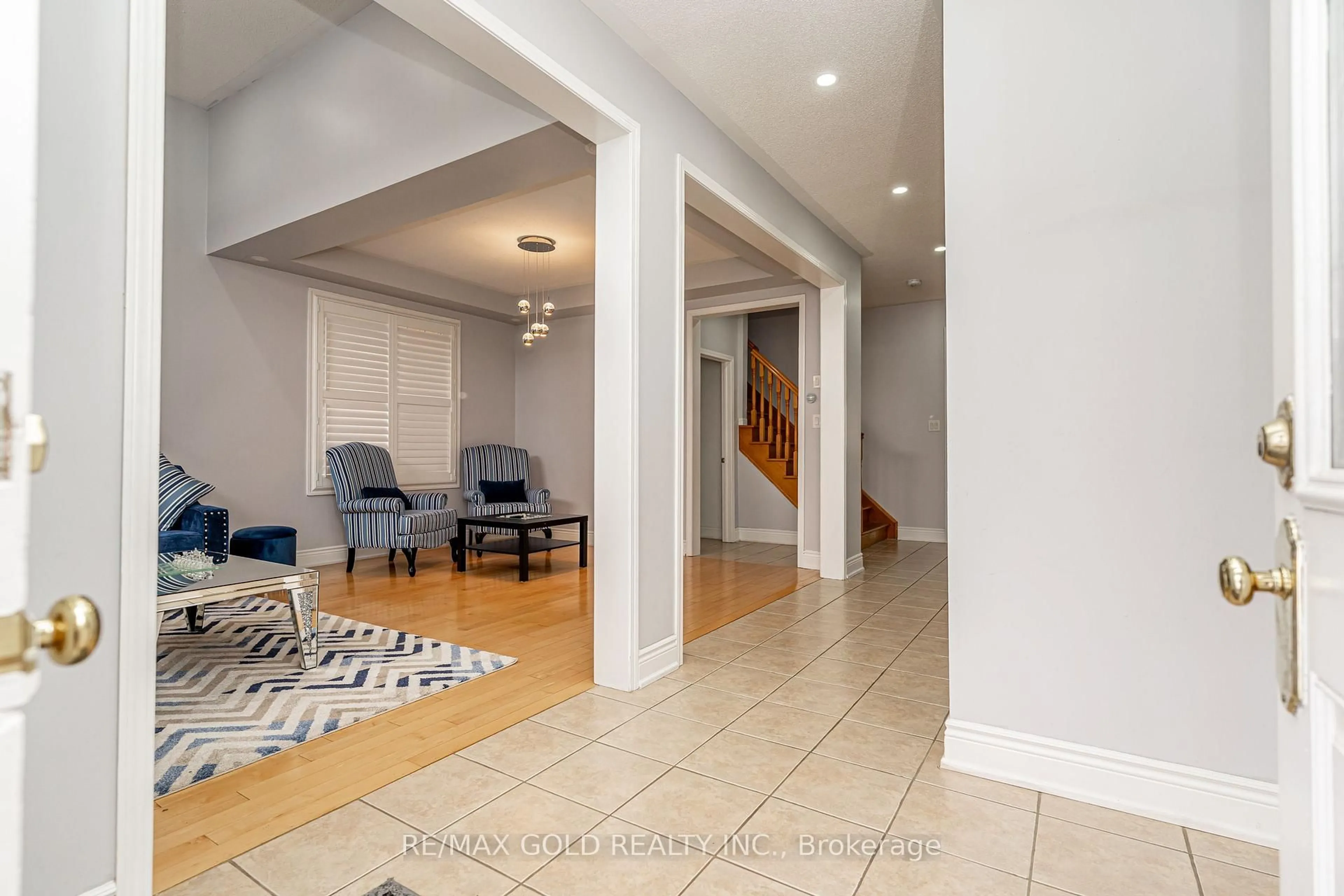 Indoor foyer for 7 Bettey Rd, Brampton Ontario L6P 1S9