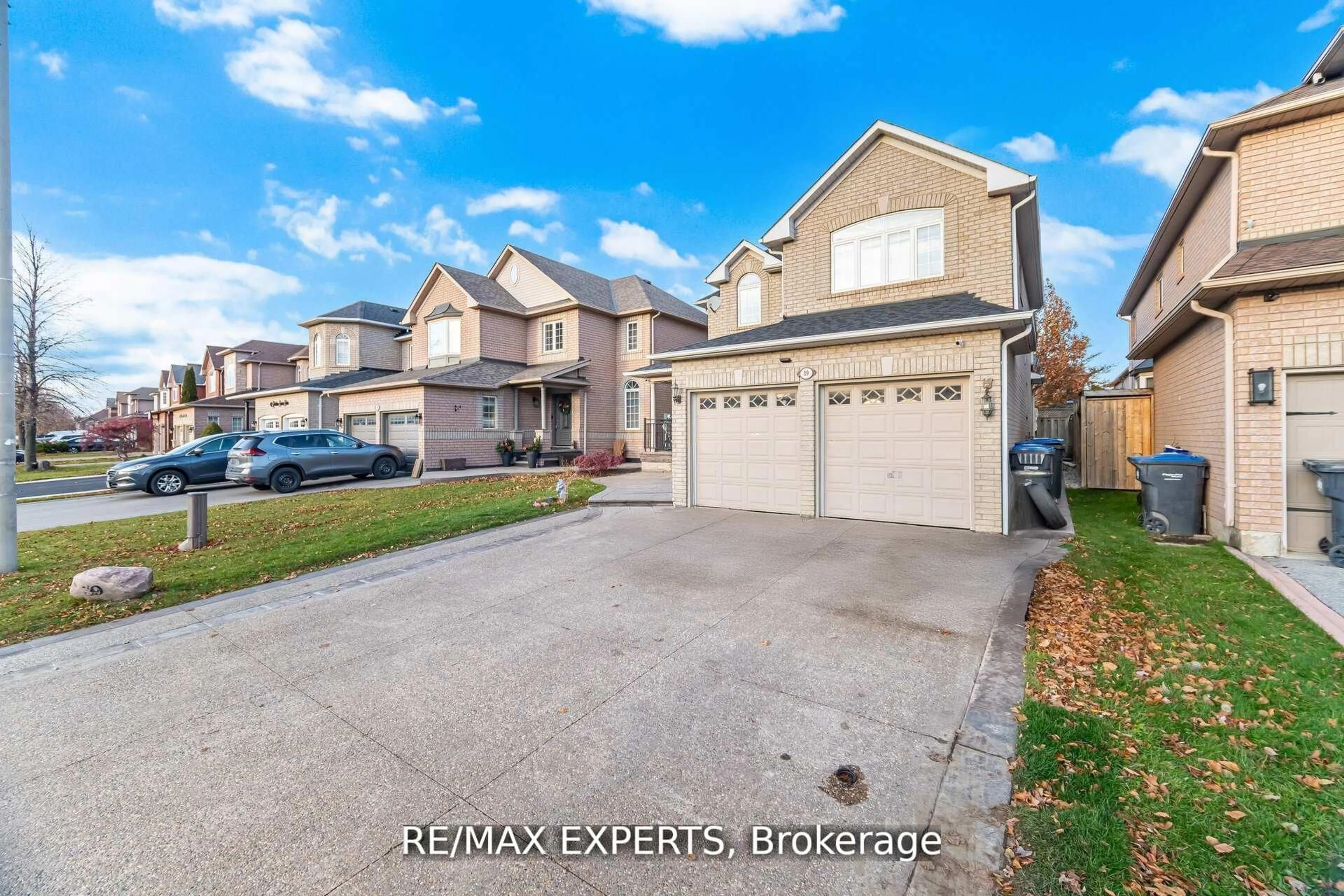 A pic from outside/outdoor area/front of a property/back of a property/a pic from drone, street for 39 Robertson Davies Dr, Brampton Ontario L7A 1K3