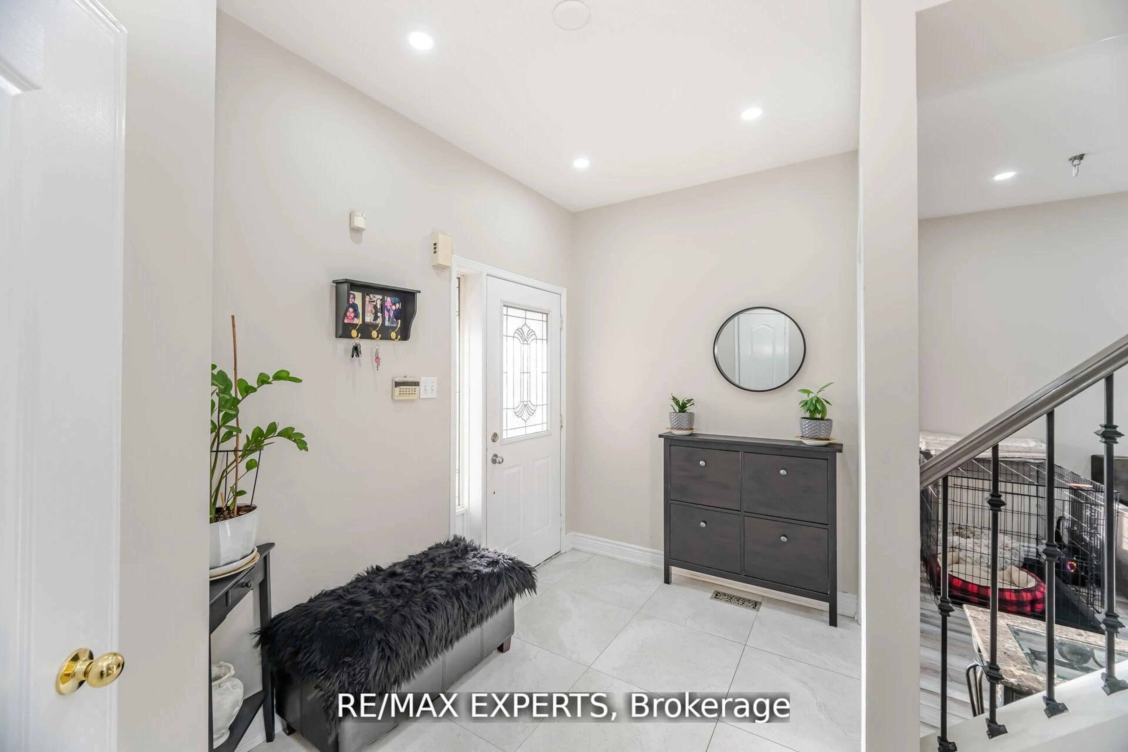 Indoor entryway for 39 Robertson Davies Dr, Brampton Ontario L7A 1K3