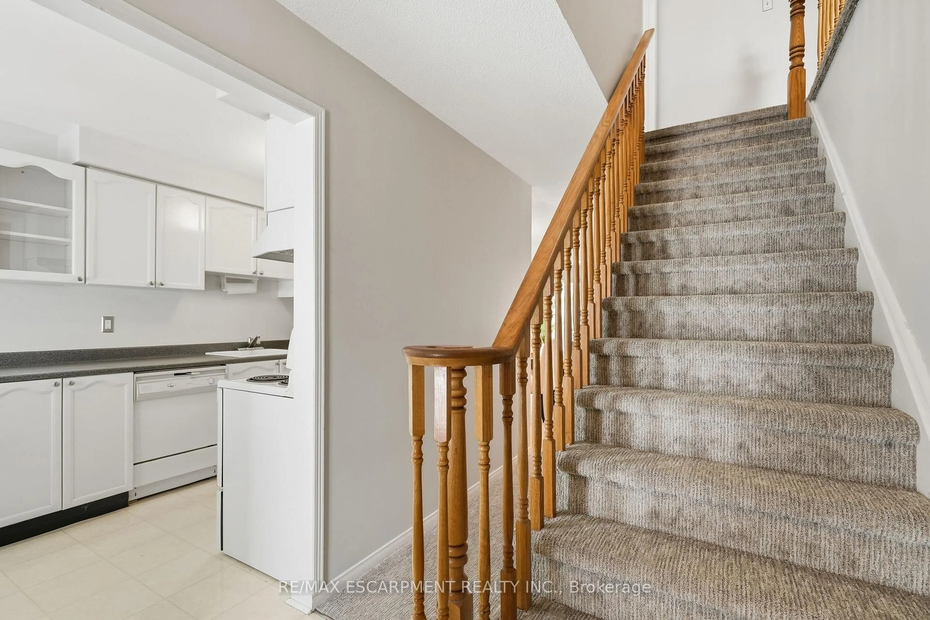 Stairs for 2047 Chrisdon Rd, Burlington Ontario L7M 3W9