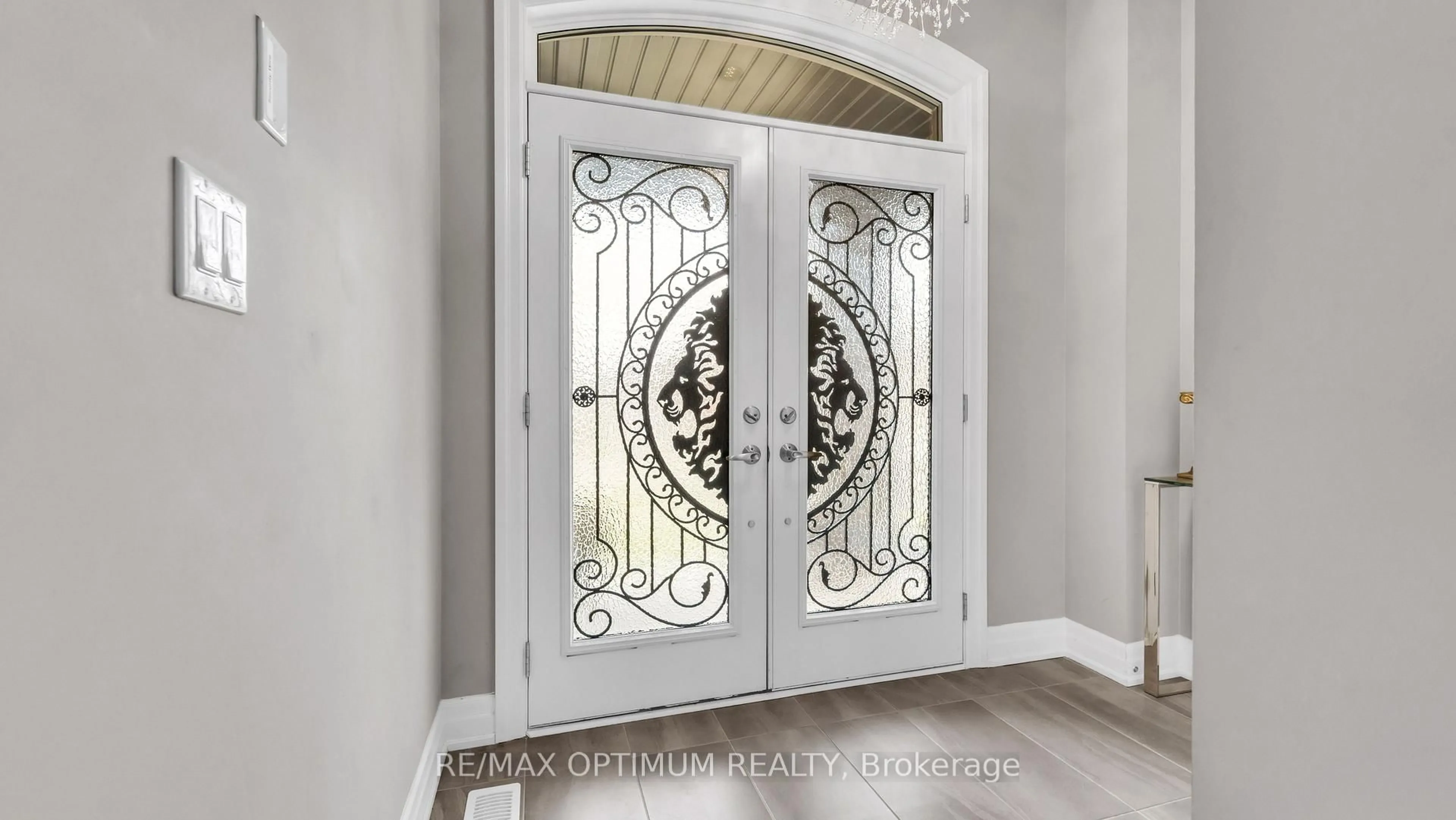 Indoor entryway for 28 Workgreen Pkwy, Brampton Ontario L6Y 6J5