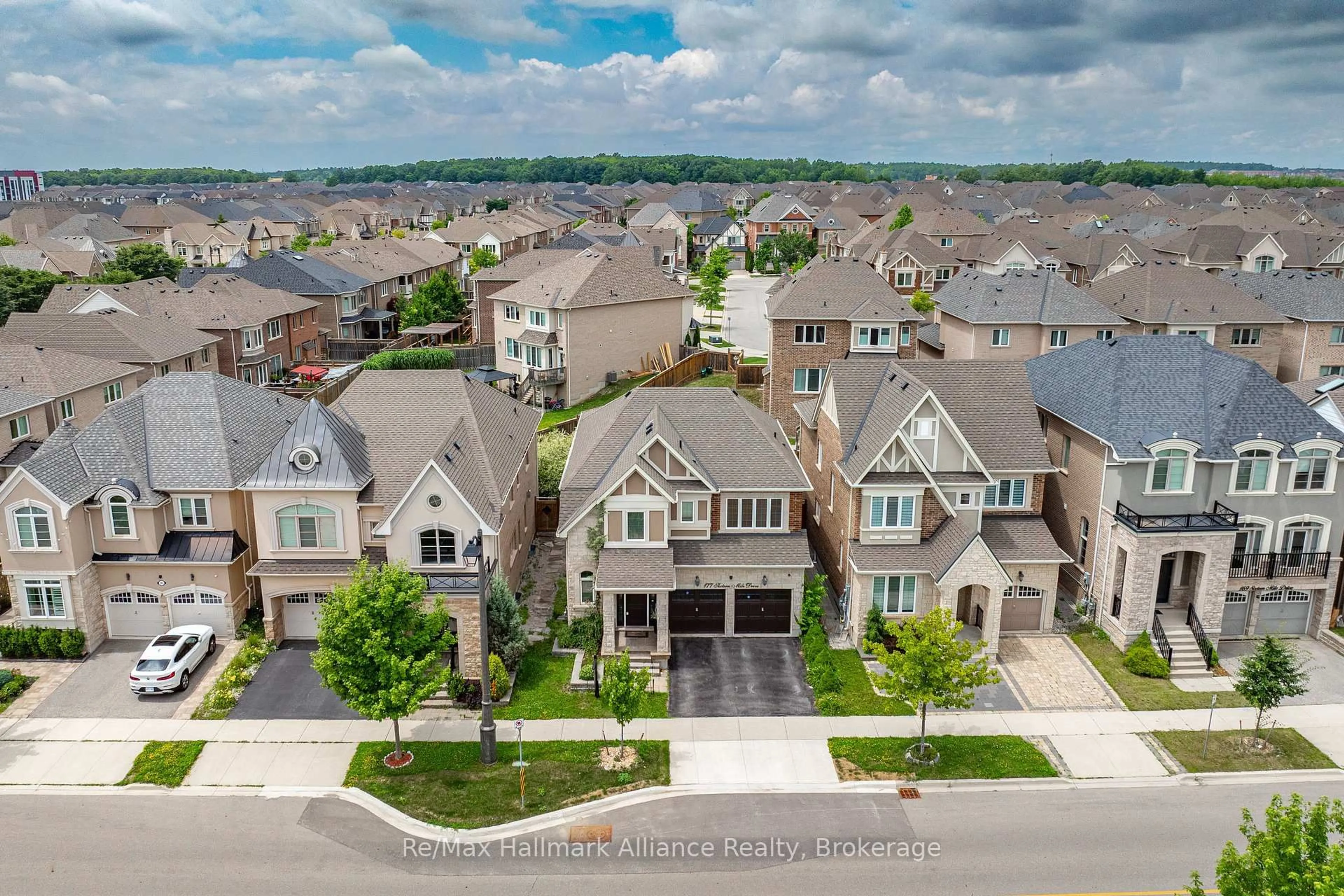 A pic from outside/outdoor area/front of a property/back of a property/a pic from drone, street for 177 Sixteen Mile Dr, Oakville Ontario L6M 0T7