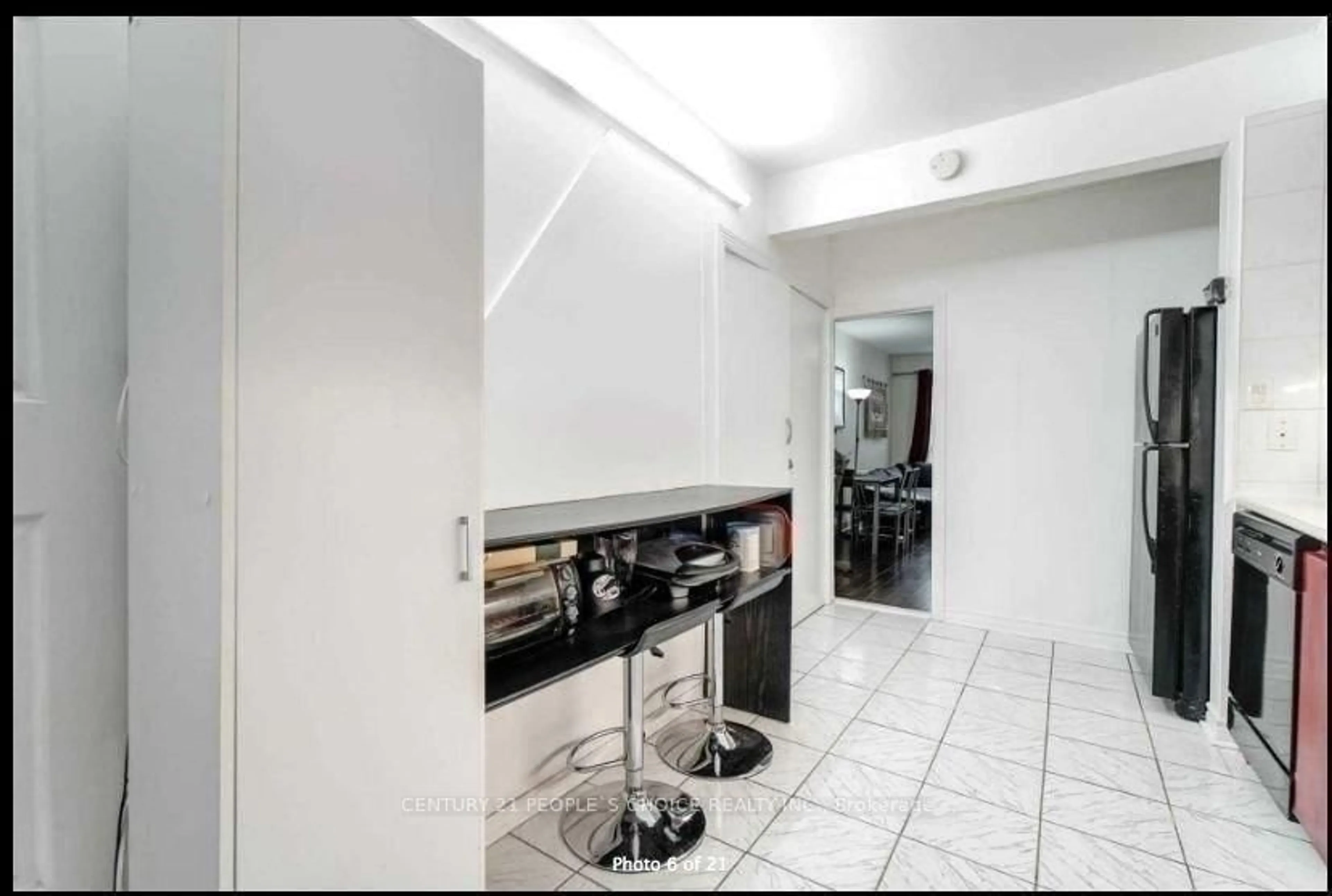 Standard kitchen, unknown for 681 Jane St, Toronto Ontario M6N 4A6