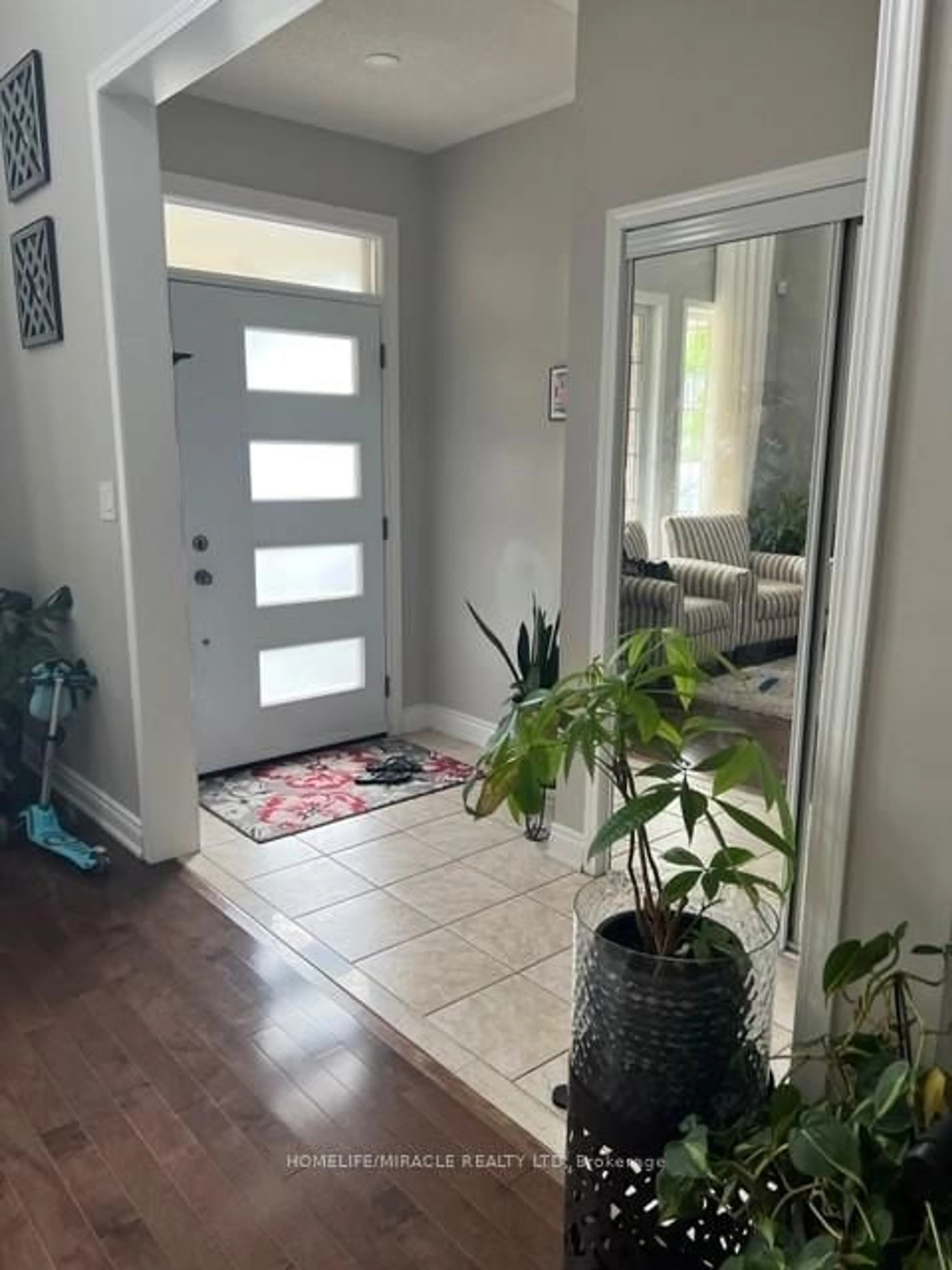 Indoor entryway for 5 Leagrove St, Brampton Ontario L7A 1P2