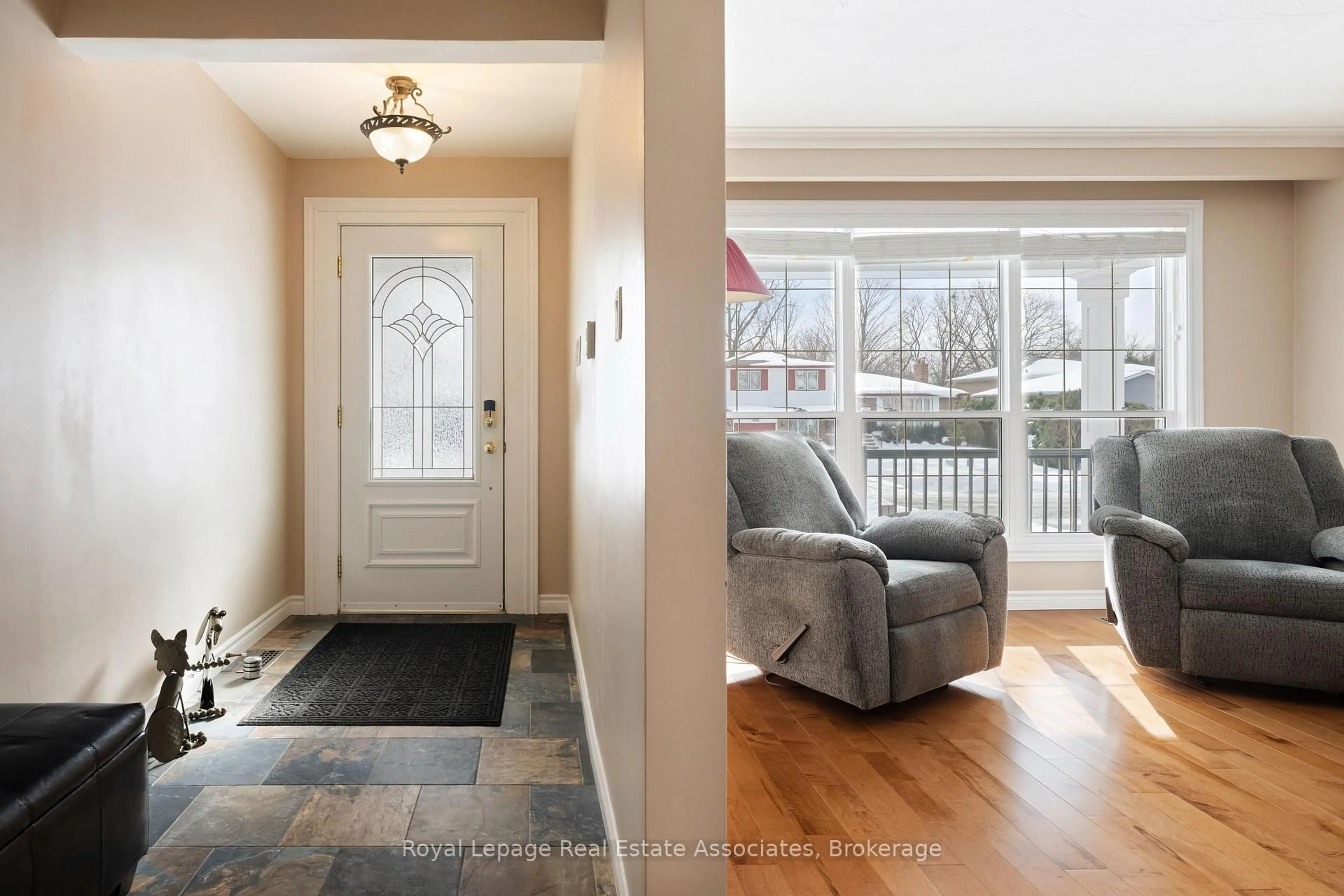 Indoor entryway for 1221 Wood Pl, Oakville Ontario L6L 2R4