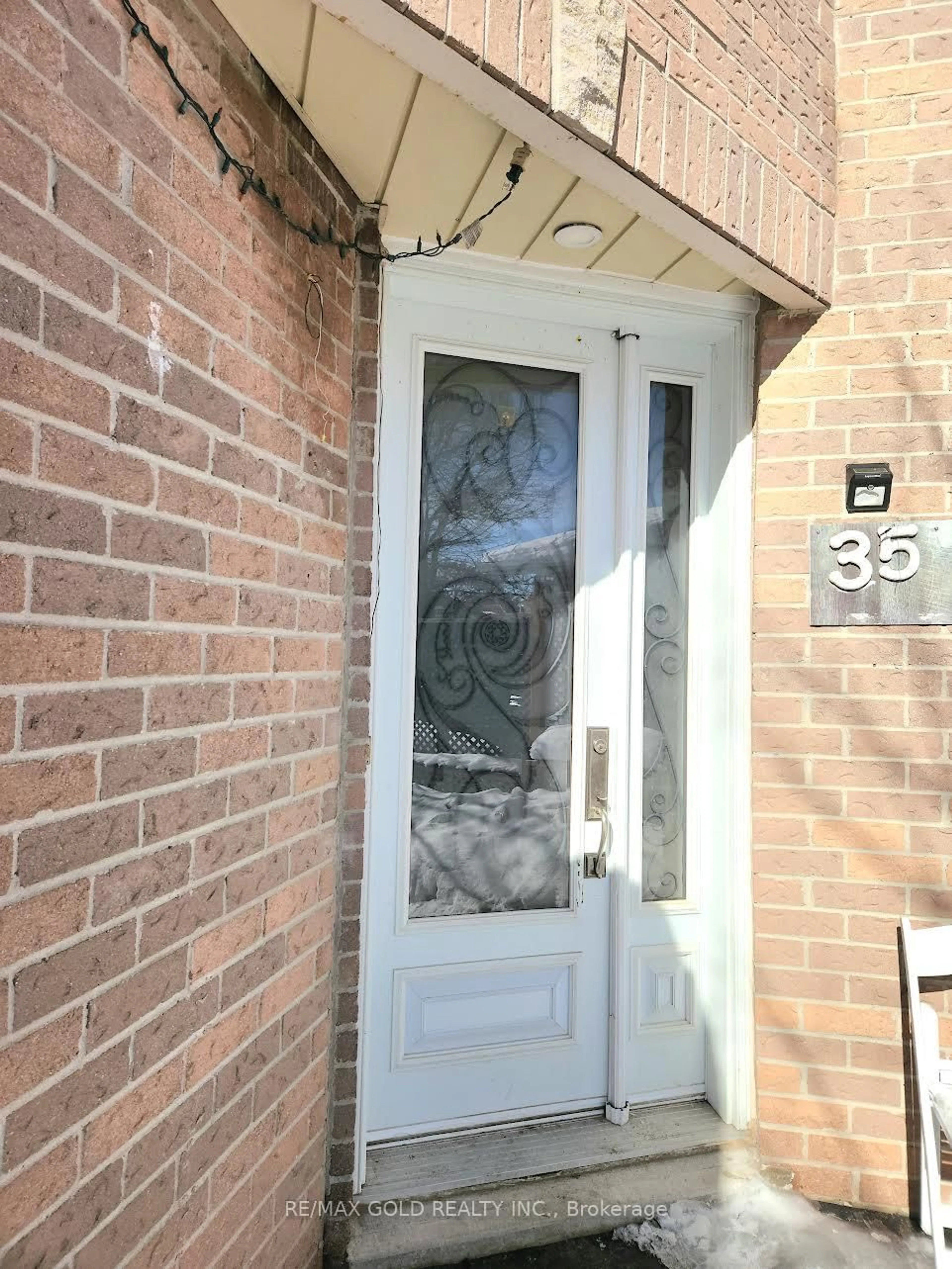 Indoor entryway for 35 Kirk Dr, Brampton Ontario L6X 4E6
