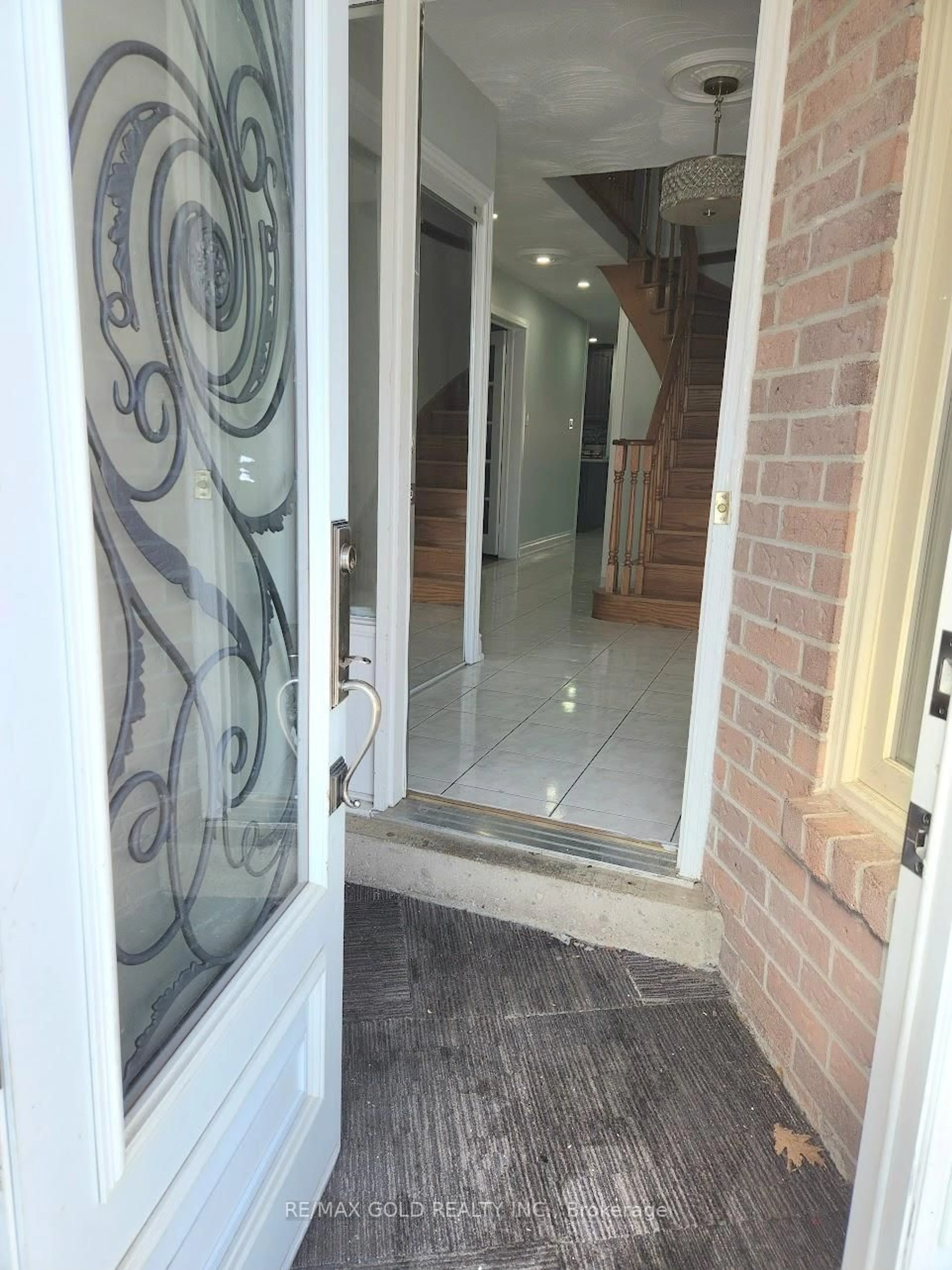 Indoor foyer for 35 Kirk Dr, Brampton Ontario L6X 4E6