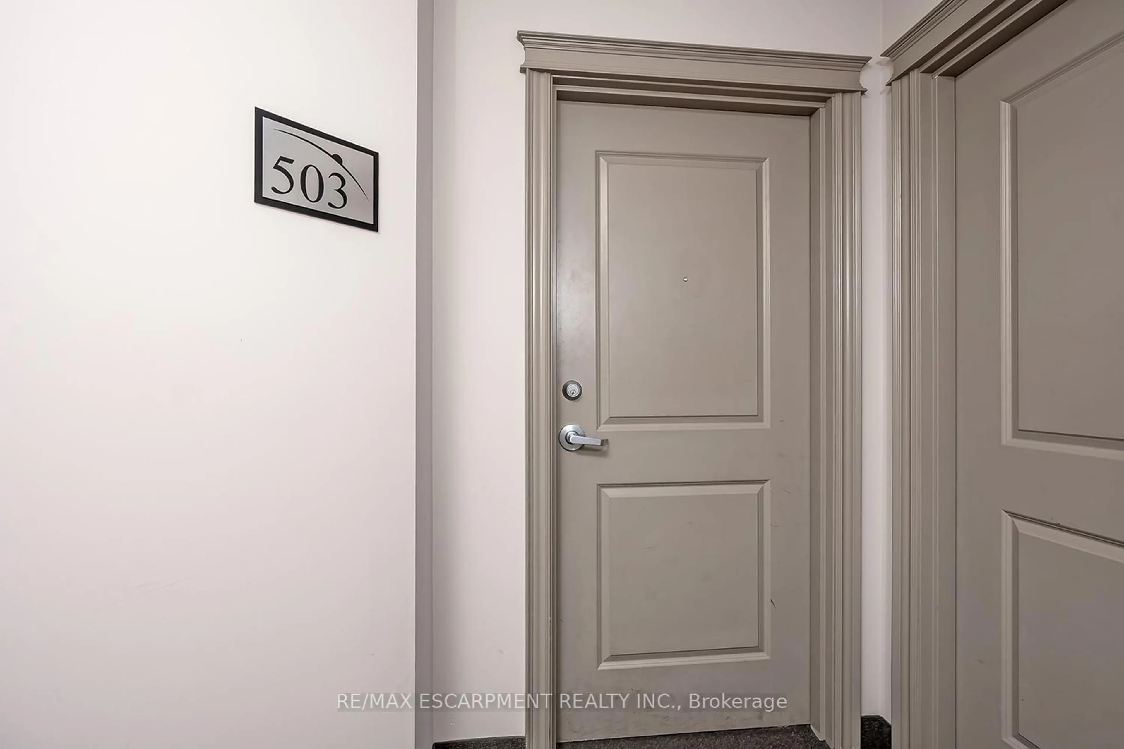 Indoor entryway for 396 Plains Rd #503, Burlington Ontario L7T 2C8