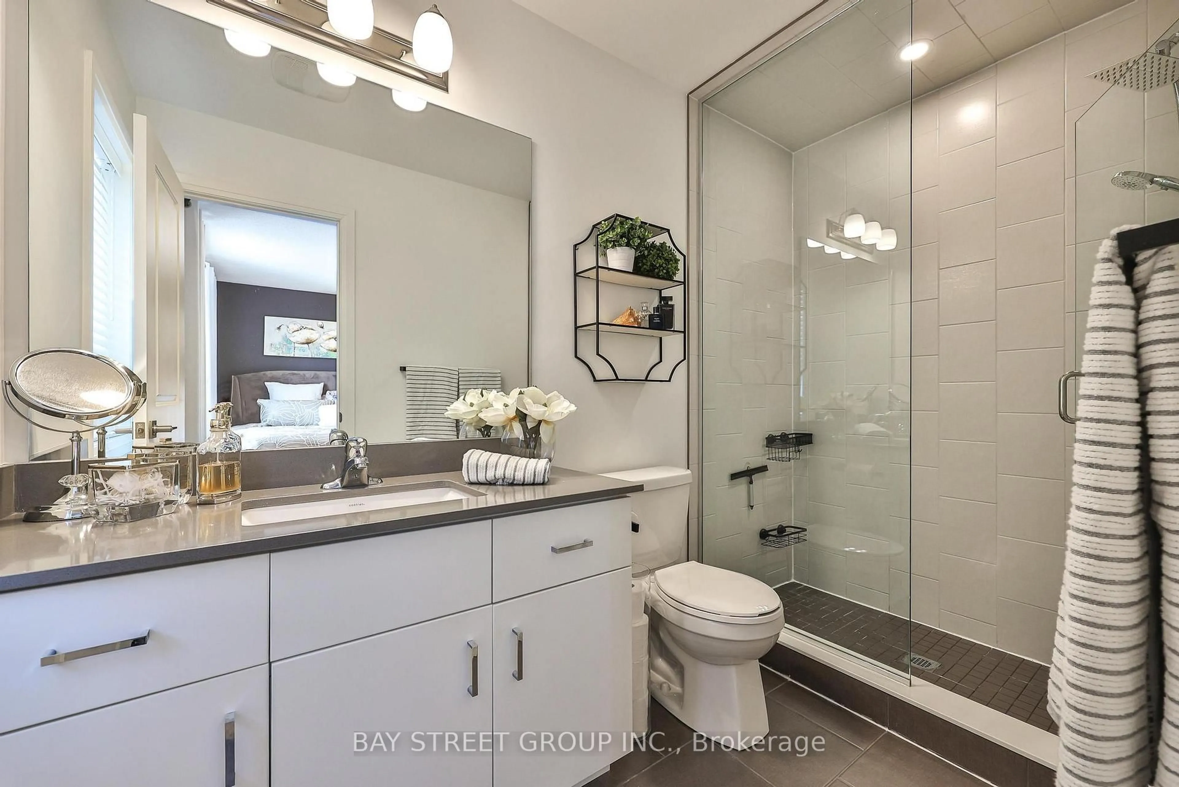 Contemporary bathroom, ceramic/tile floor for 75 Windtree Way, Halton Hills Ontario L7G 0P6