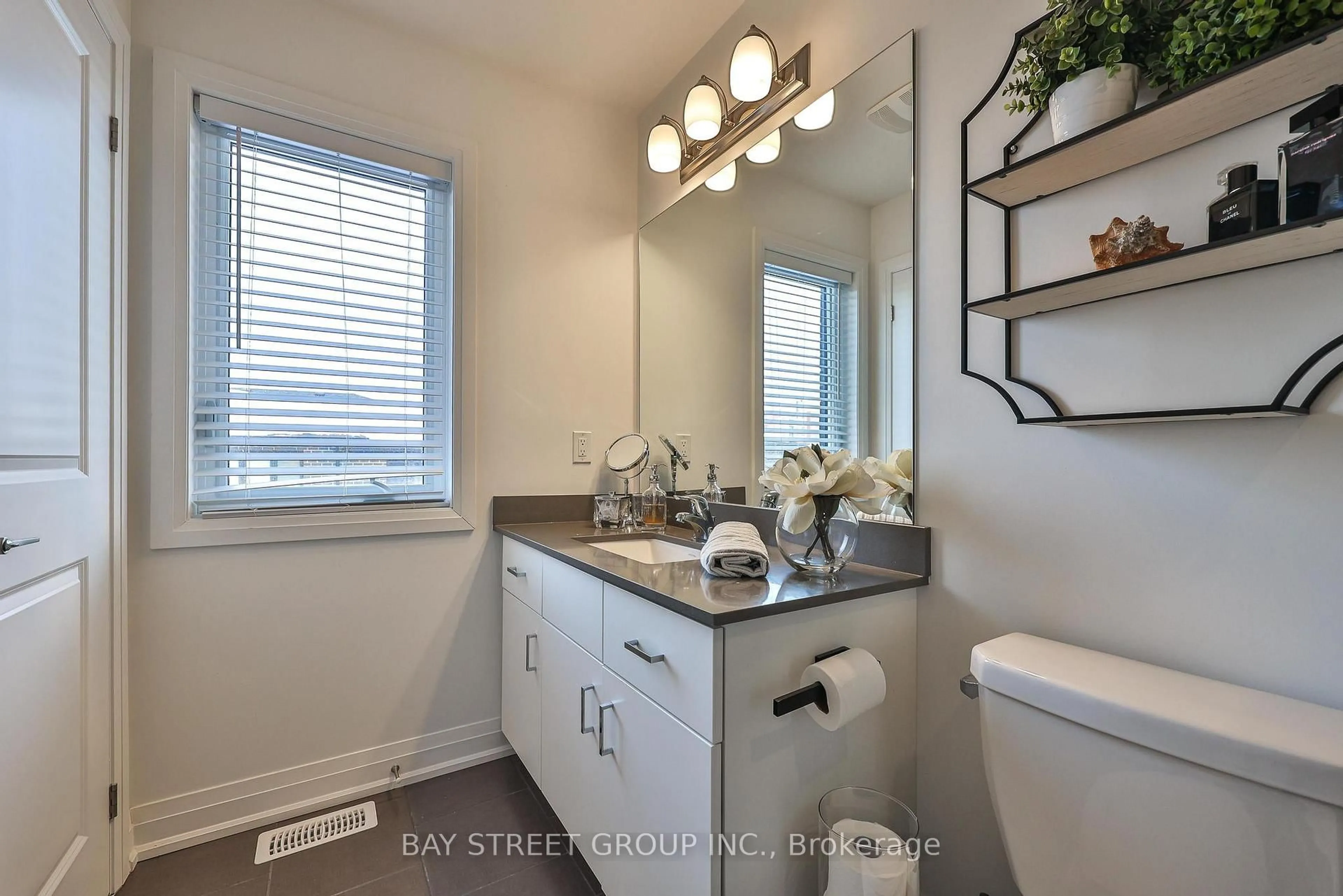Contemporary bathroom, ceramic/tile floor for 75 Windtree Way, Halton Hills Ontario L7G 0P6