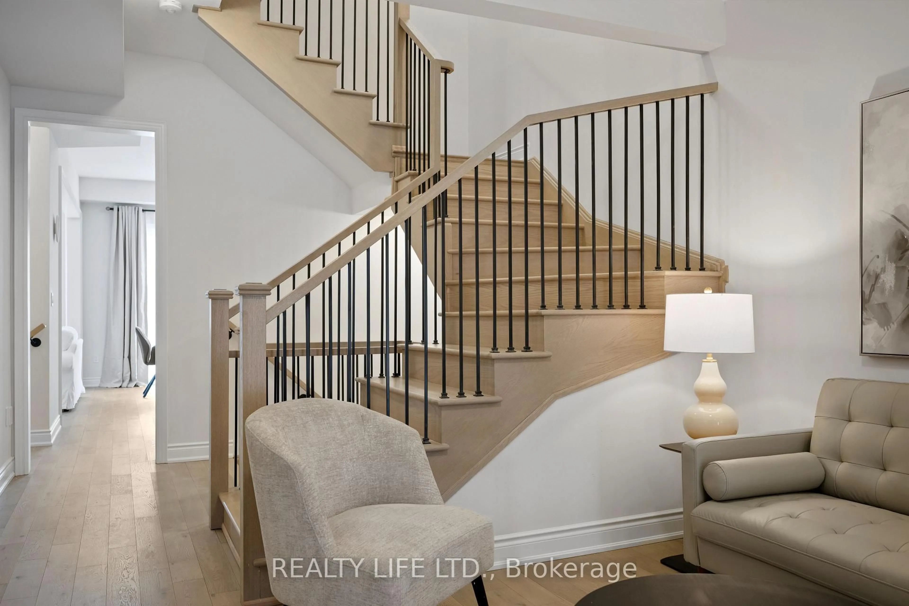 Indoor entryway for 1280 Anthonia Tr, Oakville Ontario L6H 7Y6