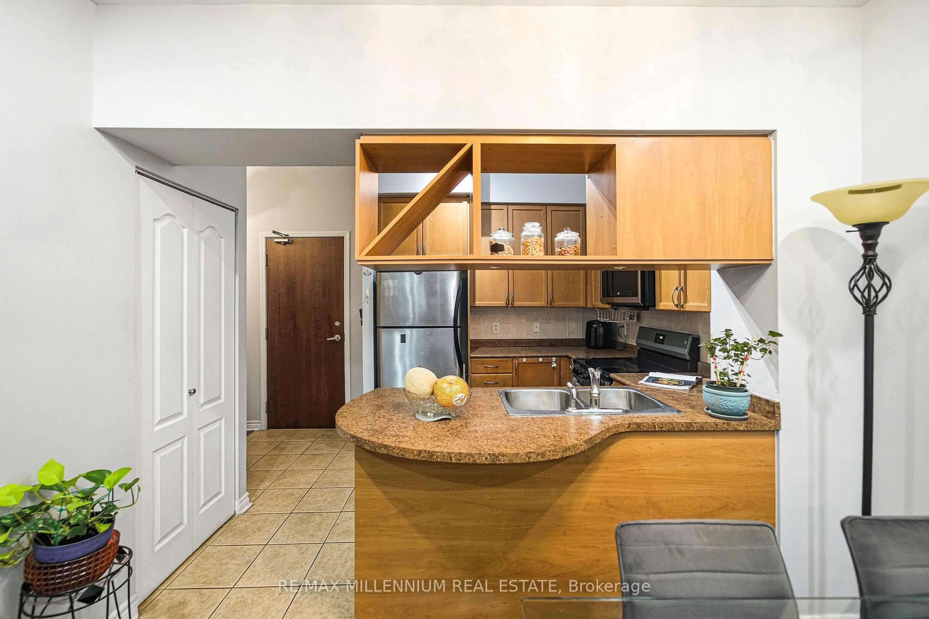 Standard kitchen, ceramic/tile floor for 330 Princess Royal Dr #105, Mississauga Ontario L5B 4M8