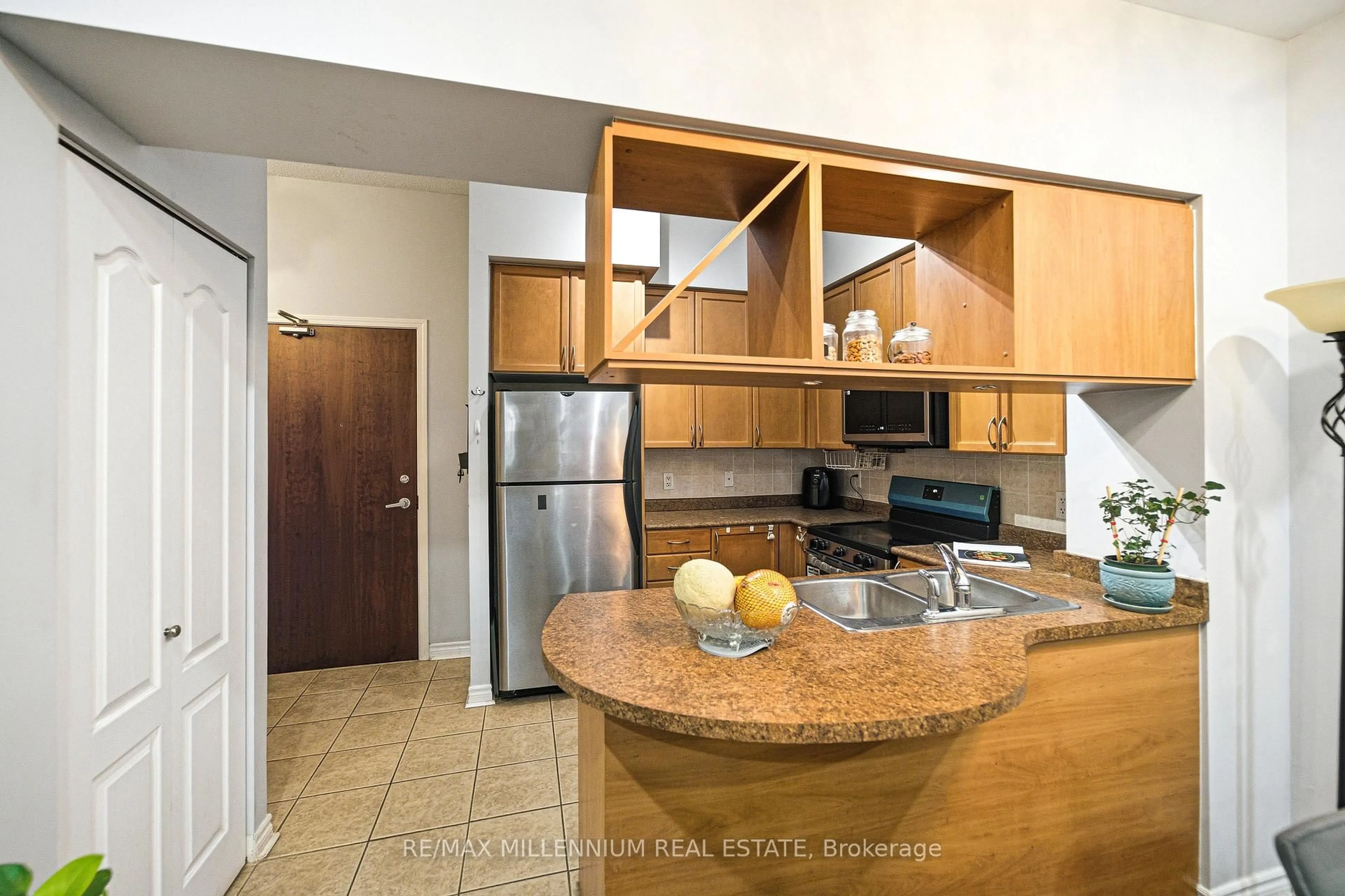 Standard kitchen, ceramic/tile floor for 330 Princess Royal Dr #105, Mississauga Ontario L5B 4M8