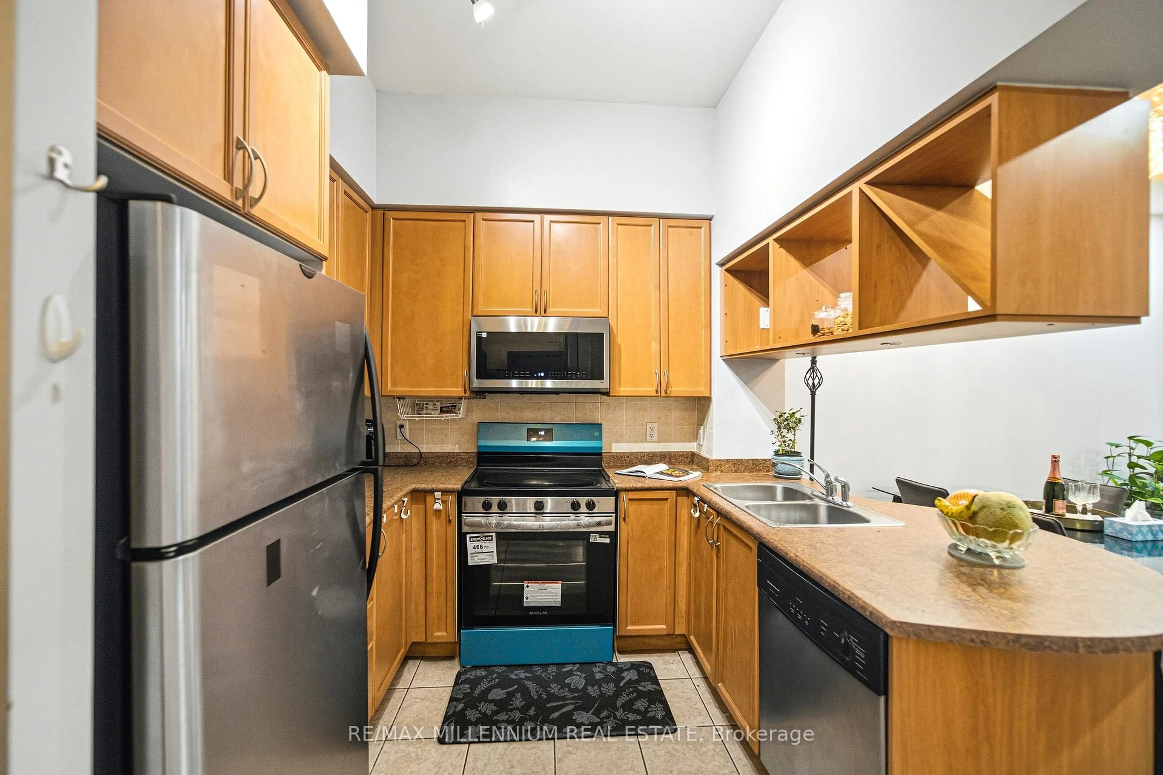 Standard kitchen, ceramic/tile floor for 330 Princess Royal Dr #105, Mississauga Ontario L5B 4M8