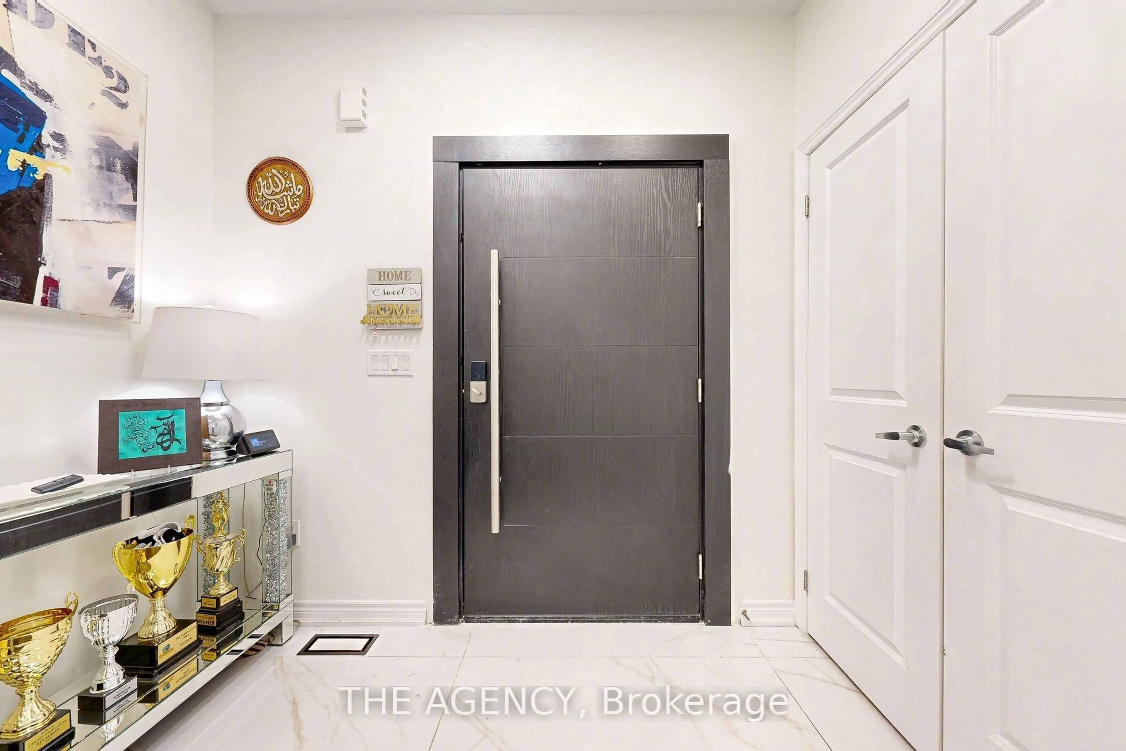 Indoor foyer for 229 Andrews Tr, Milton Ontario L9T 6S6