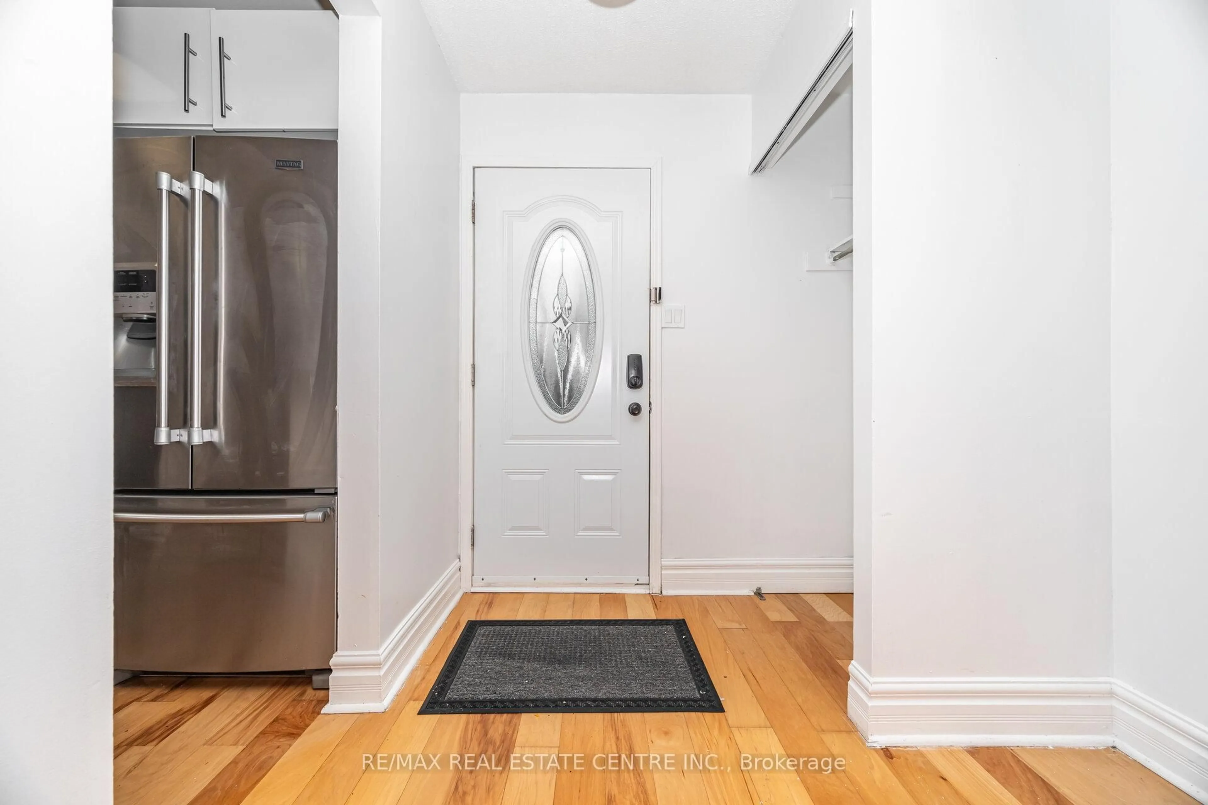 Indoor entryway for 26 Haley Crt, Brampton Ontario L6S 1N6