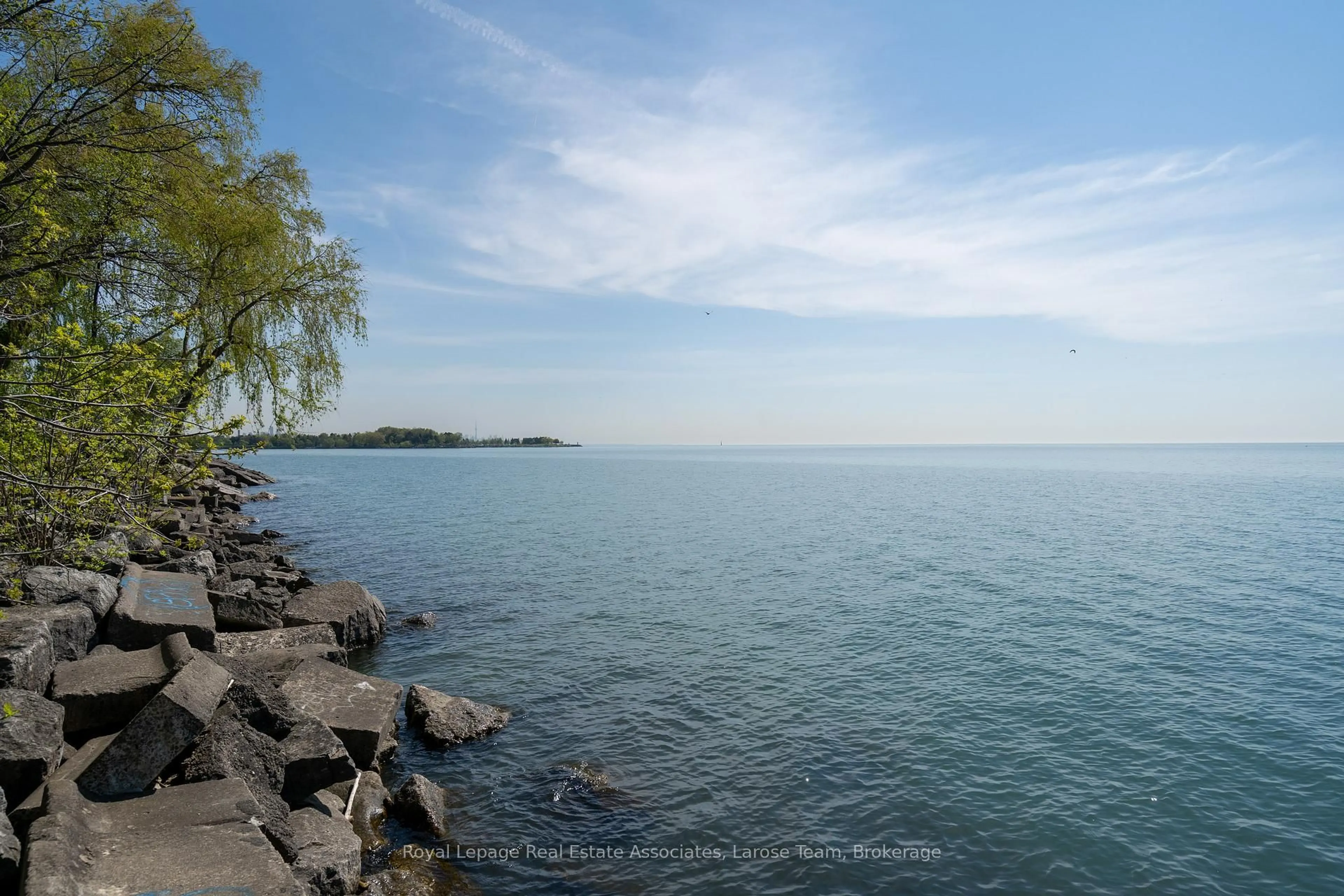 Blurry image for 66 Minnewawa Rd, Mississauga Ontario L5G 1C7