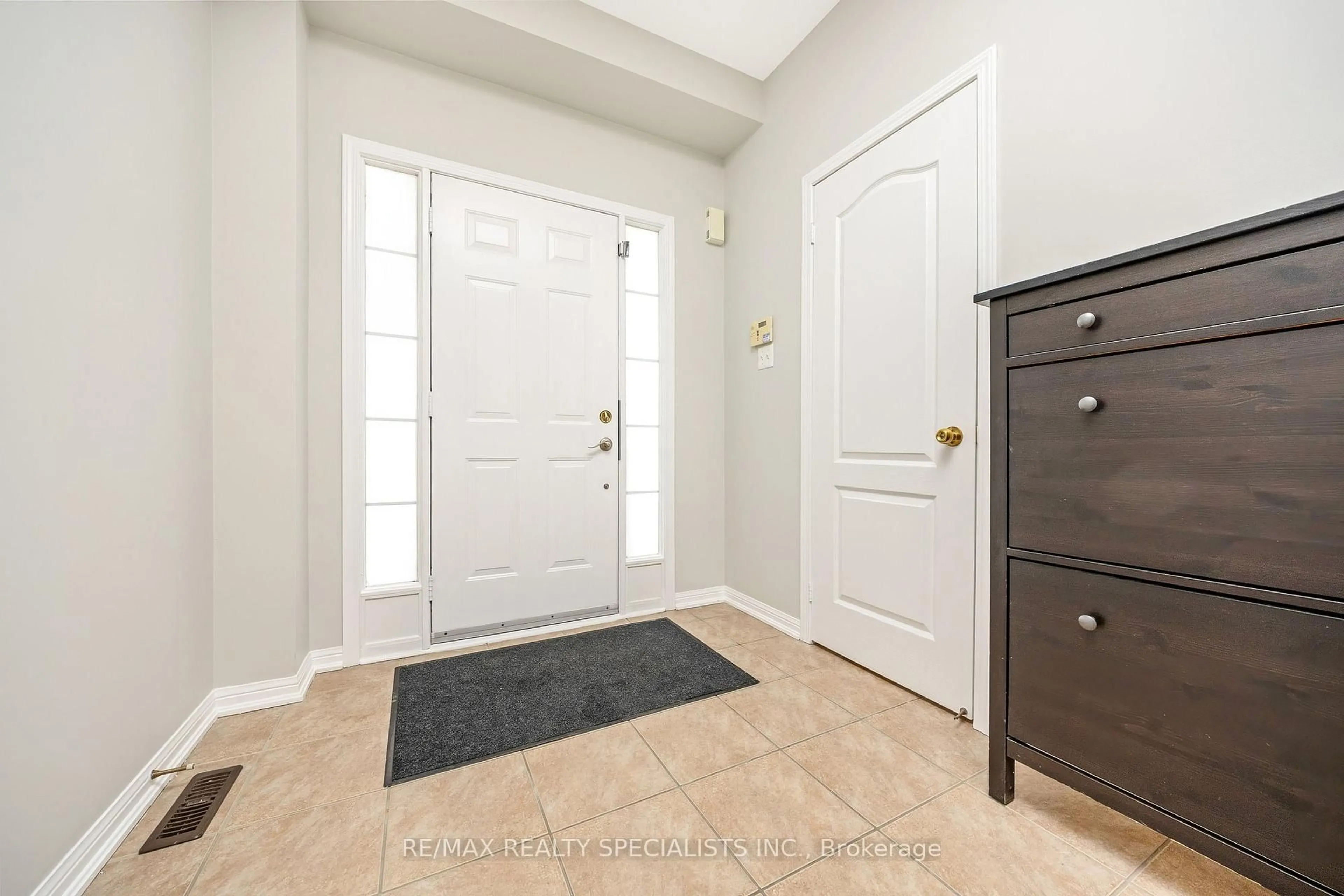 Indoor entryway for 1083 Trudeau Dr, Milton Ontario L9T 0A3