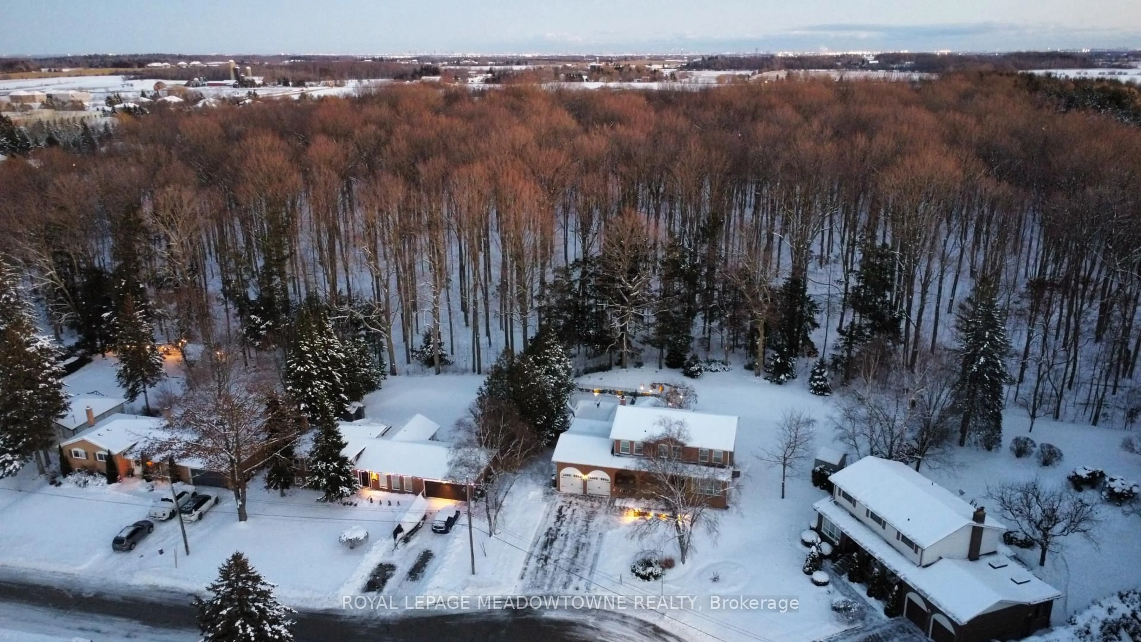 A pic from outside/outdoor area/front of a property/back of a property/a pic from drone, unknown for 40 Hilltop Dr, Caledon Ontario L7C 1H6