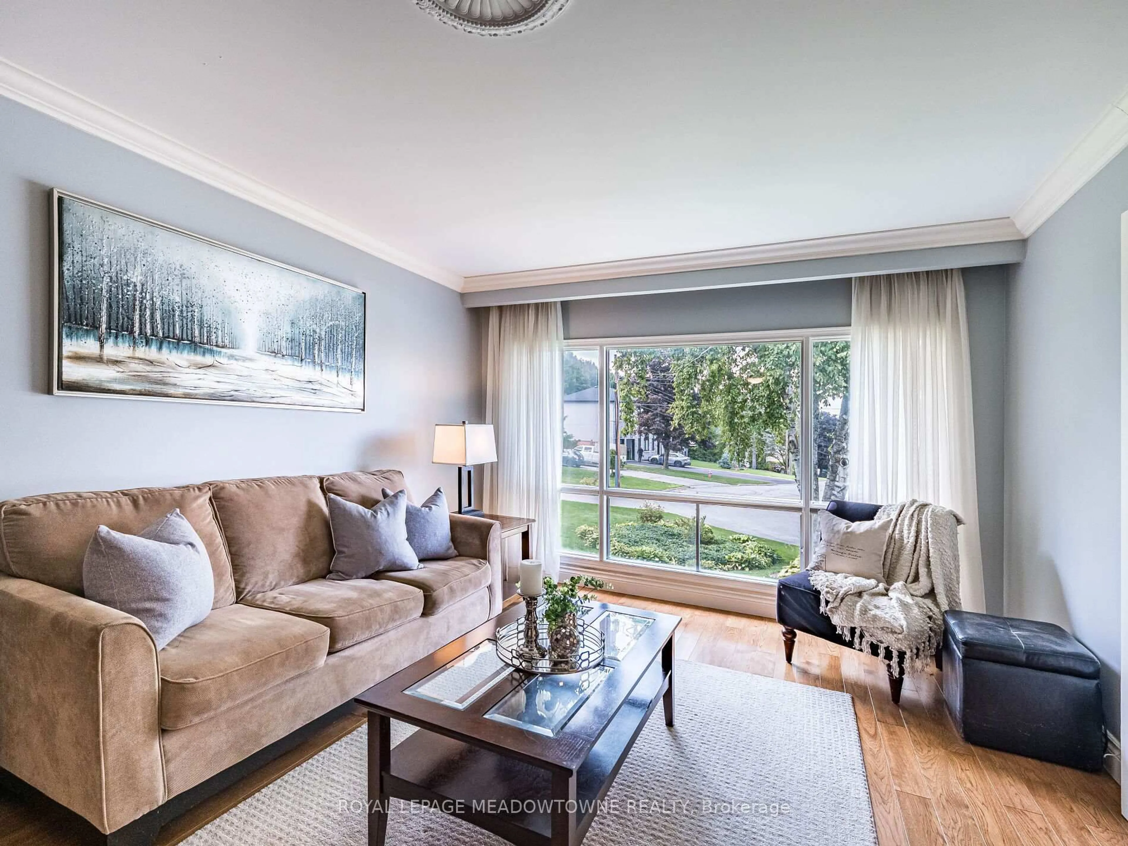 Living room with furniture, wood/laminate floor for 40 Hilltop Dr, Caledon Ontario L7C 1H6