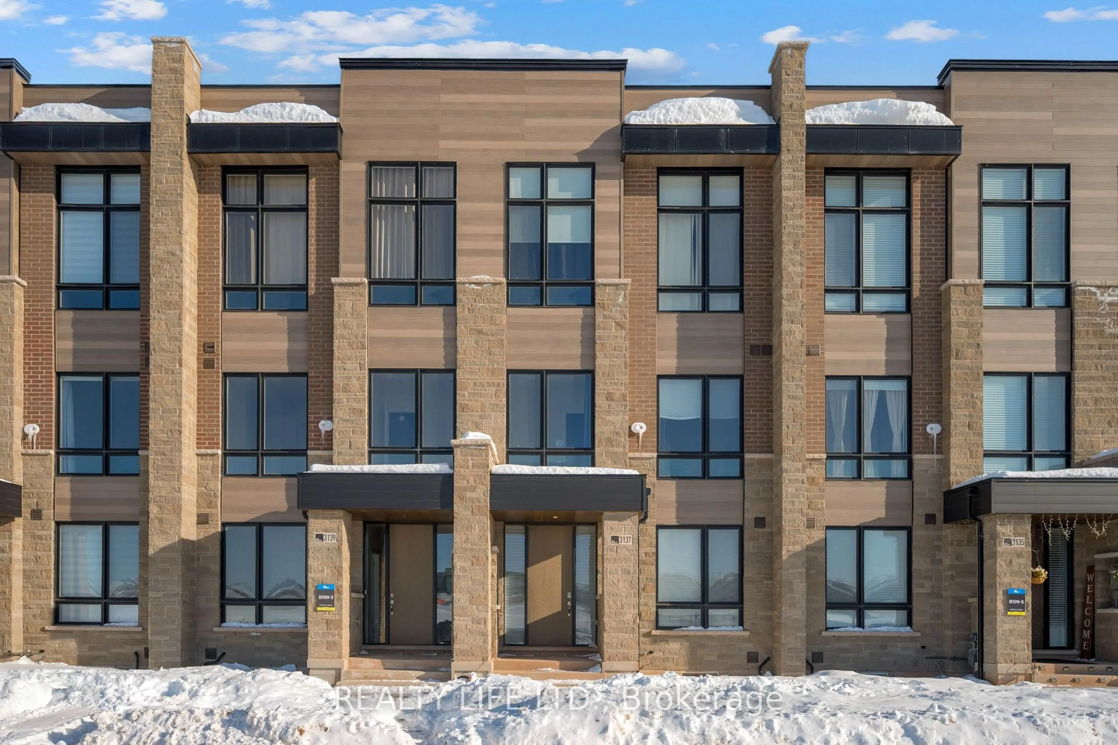 Home with brick exterior material, building for 3137 Meadowridge Dr, Oakville Ontario L6H 7Z6