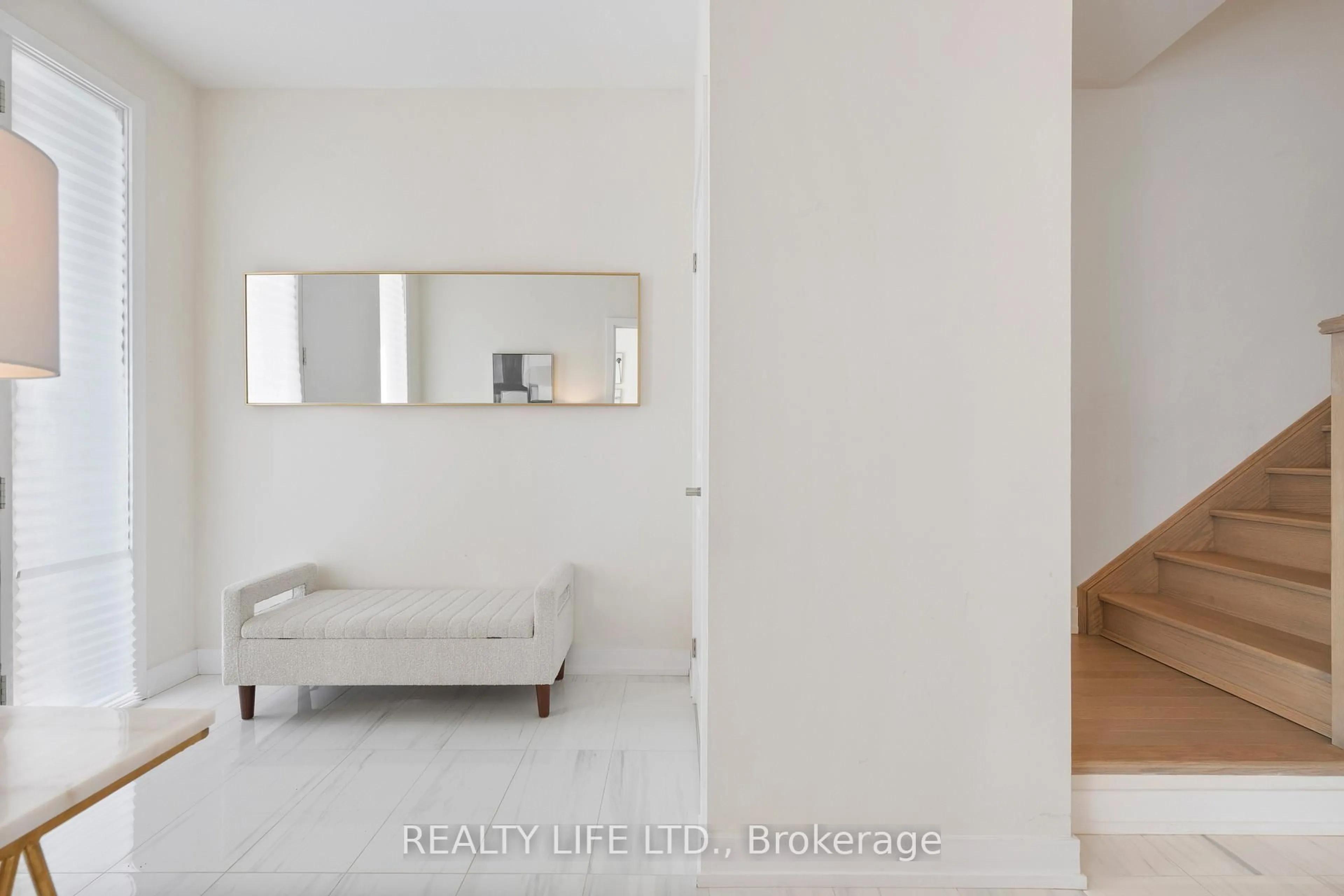 Indoor entryway for 3137 Meadowridge Dr, Oakville Ontario L6H 7Z6