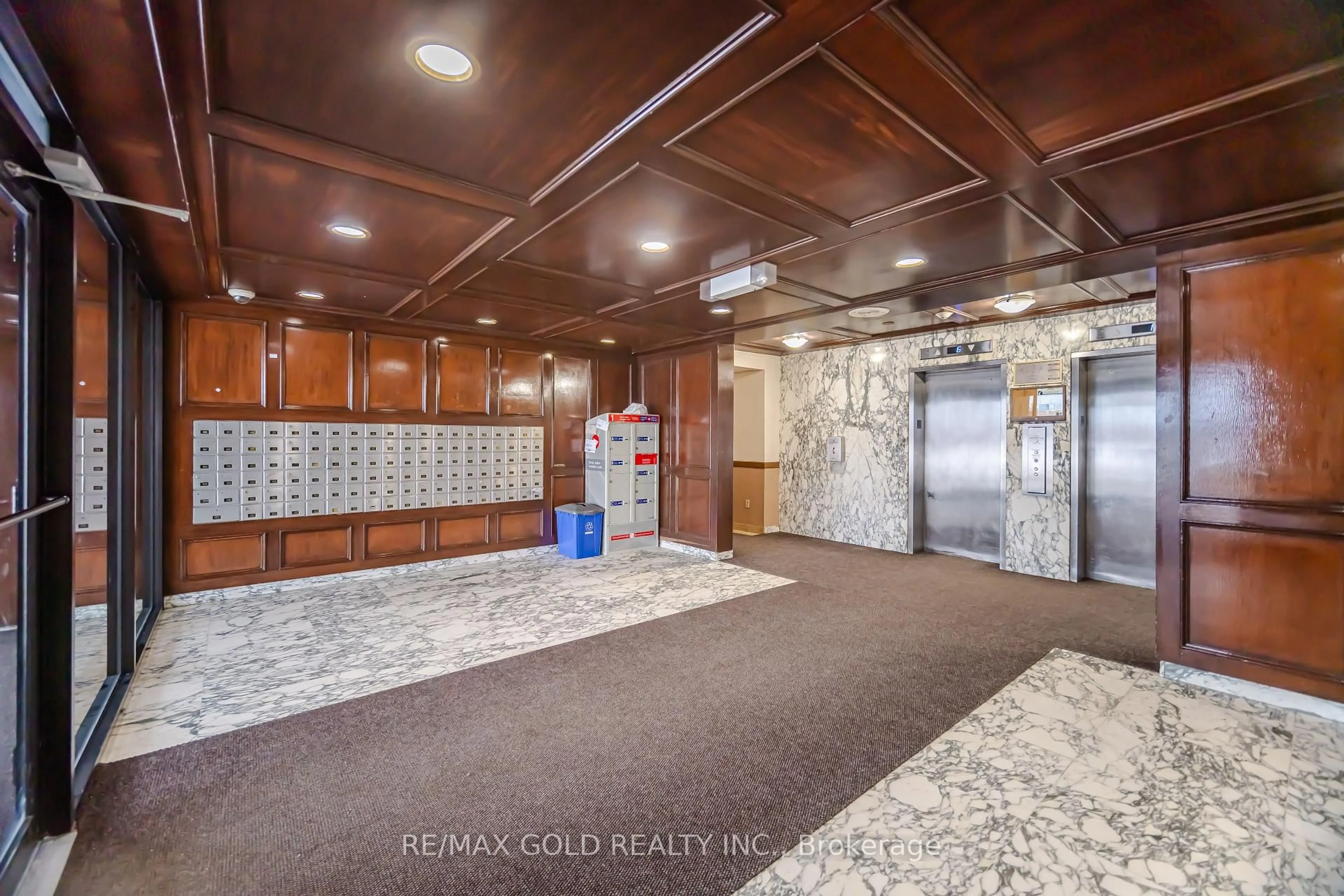 Indoor foyer for 3533 Derry Rd #607, Mississauga Ontario L4T 1B1