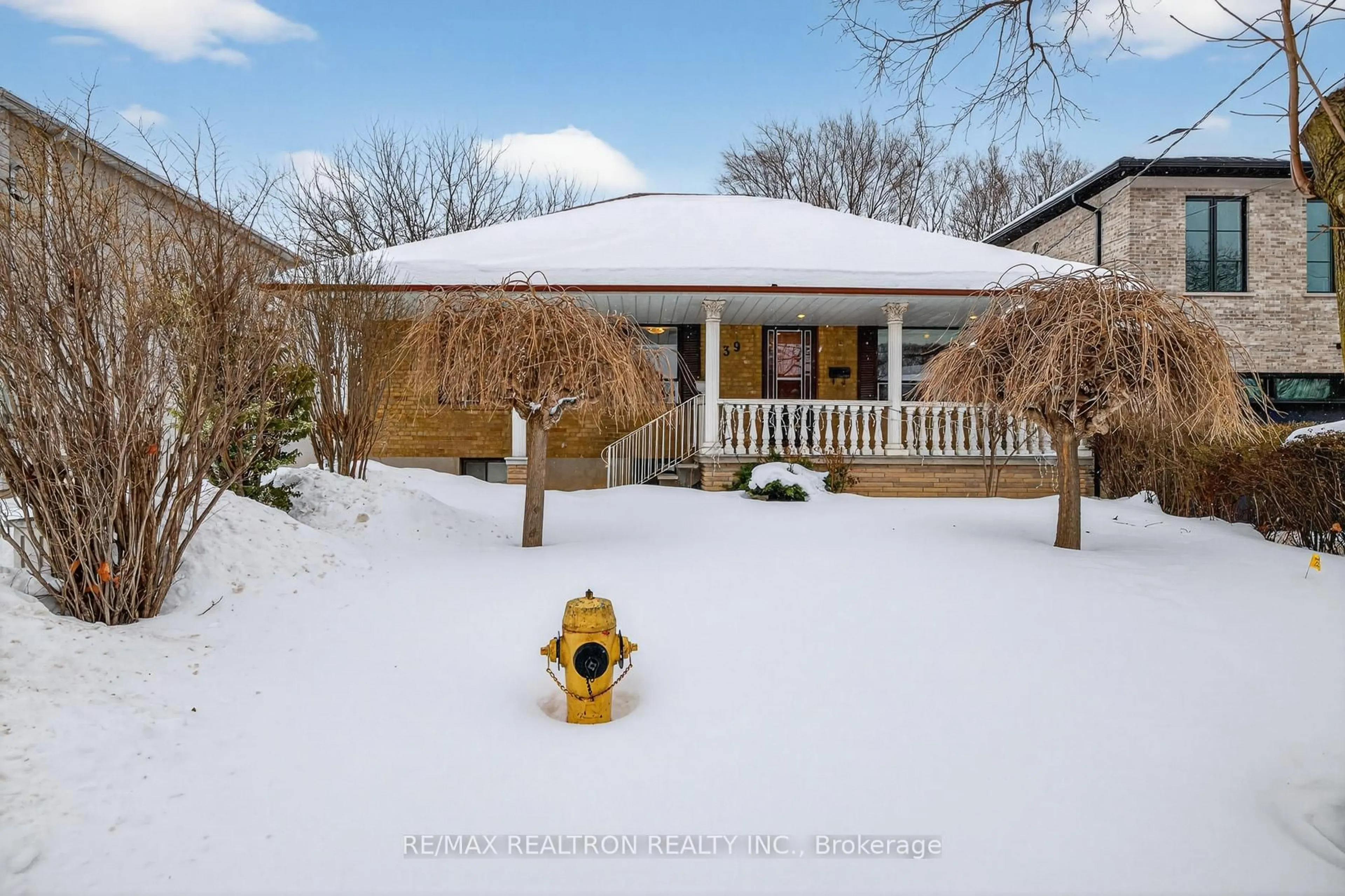 A pic from outside/outdoor area/front of a property/back of a property/a pic from drone, street for 39 Ann Arbour Rd, Toronto Ontario M9M 2J5