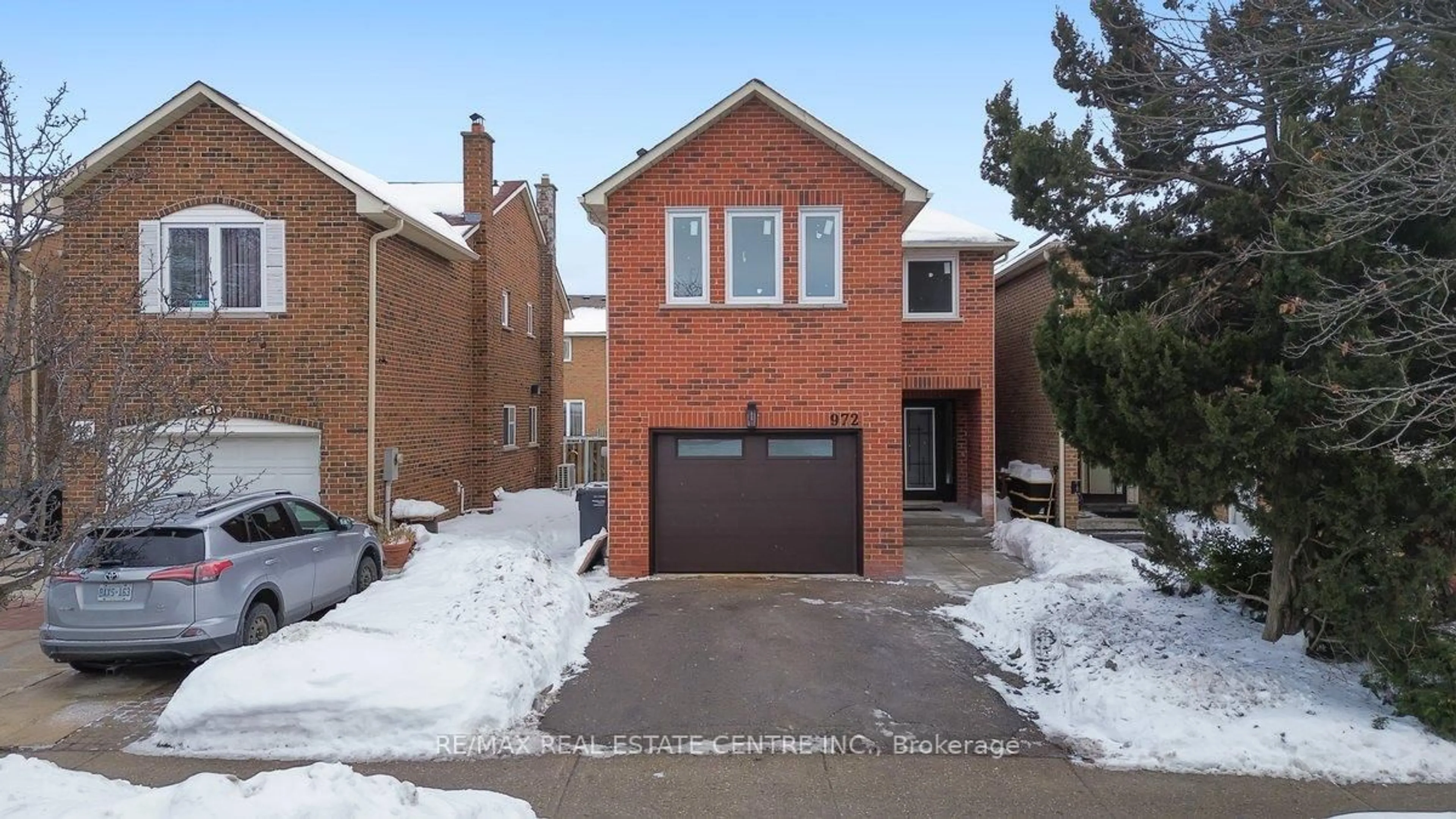 Home with brick exterior material, street for 972 Deer Ru, Mississauga Ontario L5C 4B2